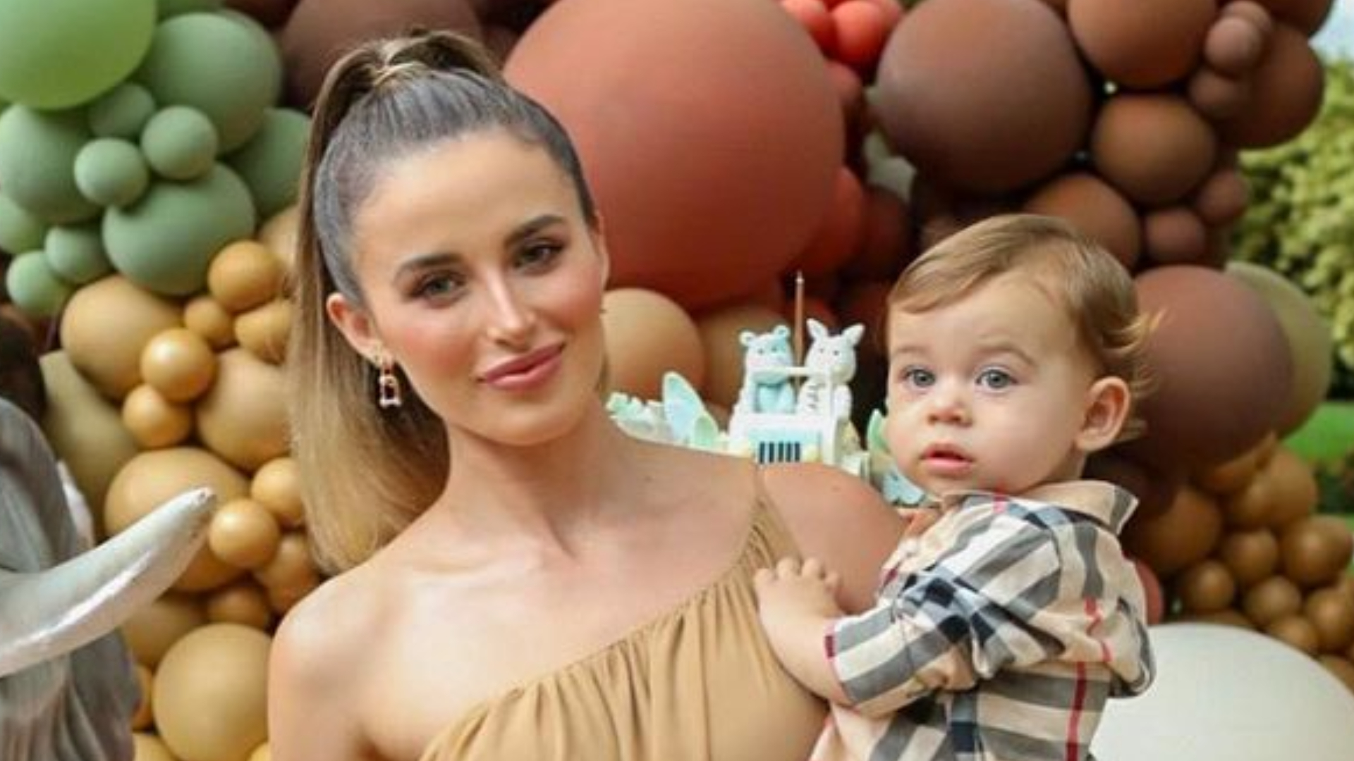 Filho de Lorena Carvalho surge brincando com a mãe em sequência de registros fofíssimos