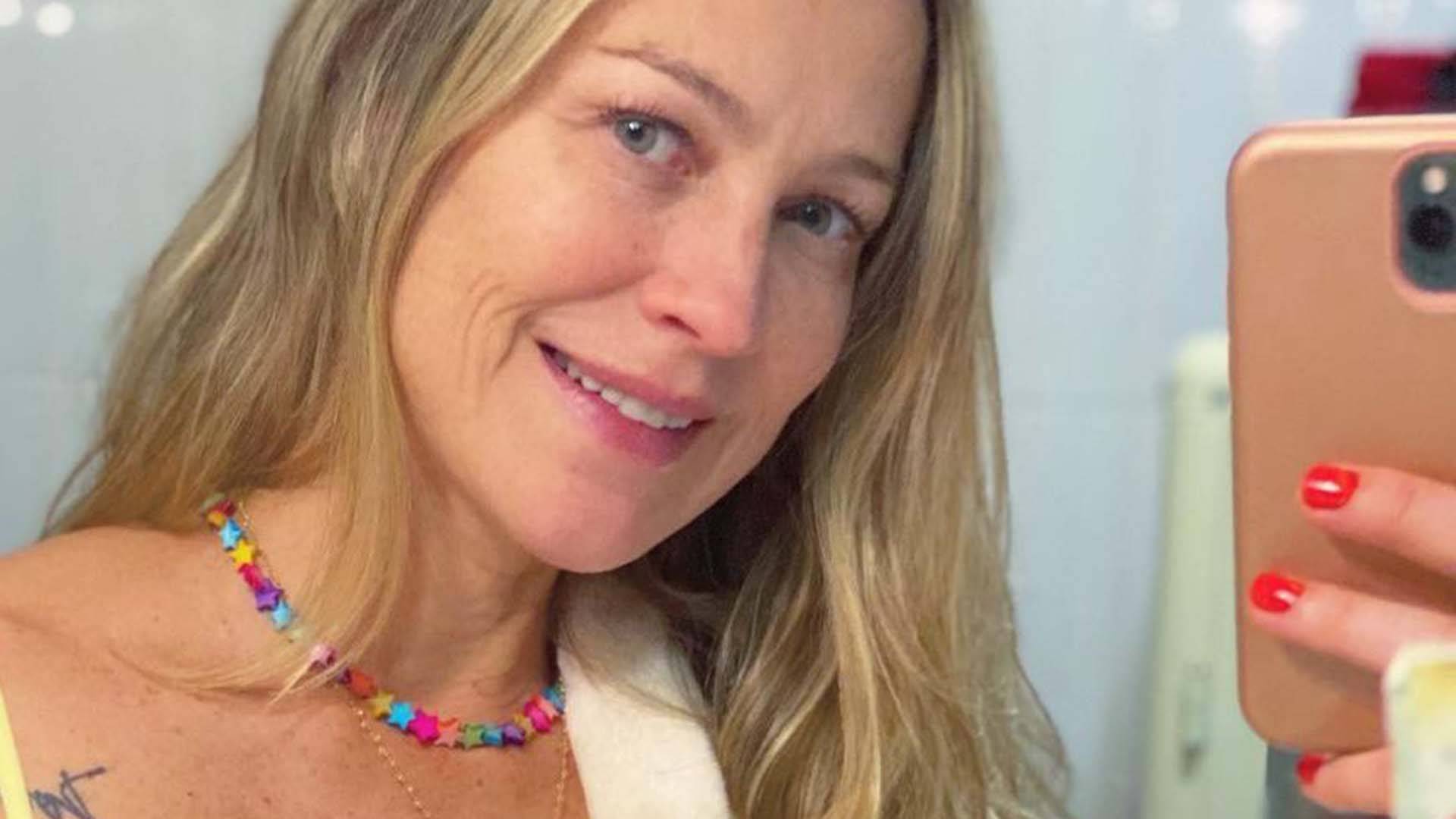 Luana Piovani arrasa em foto só de maiô na praia