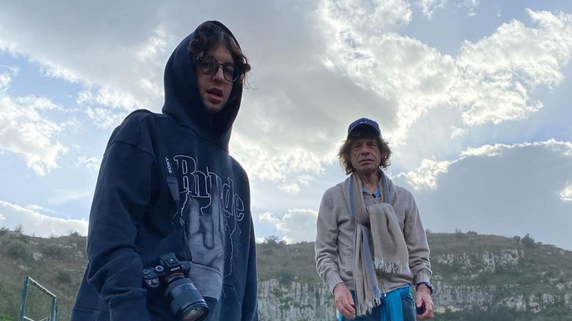 Lucas Jagger ganha colo do pai, Mick Jagger, durante celebração dos 79 anos do astro