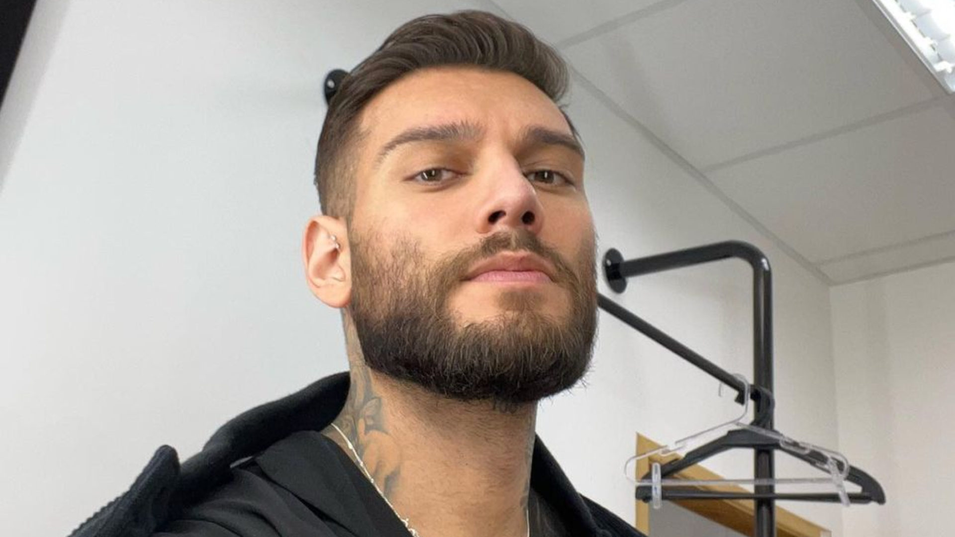 Lucas Lucco publica selfie com o filho e encanta os seguidores: ”Como são lindos”
