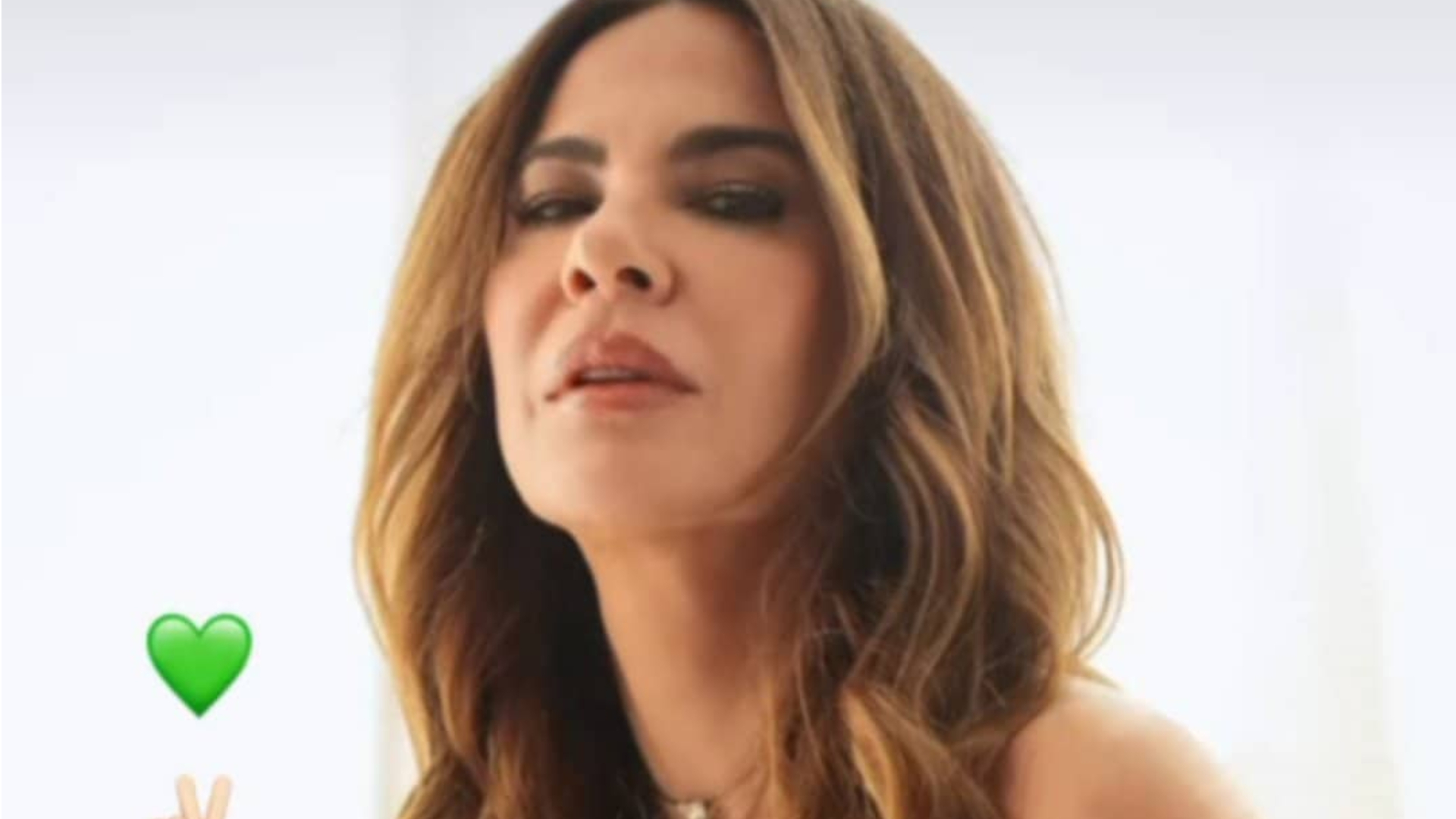 De adesivo no seio, Luciana Gimenez faz fotos ousadas sem roupa