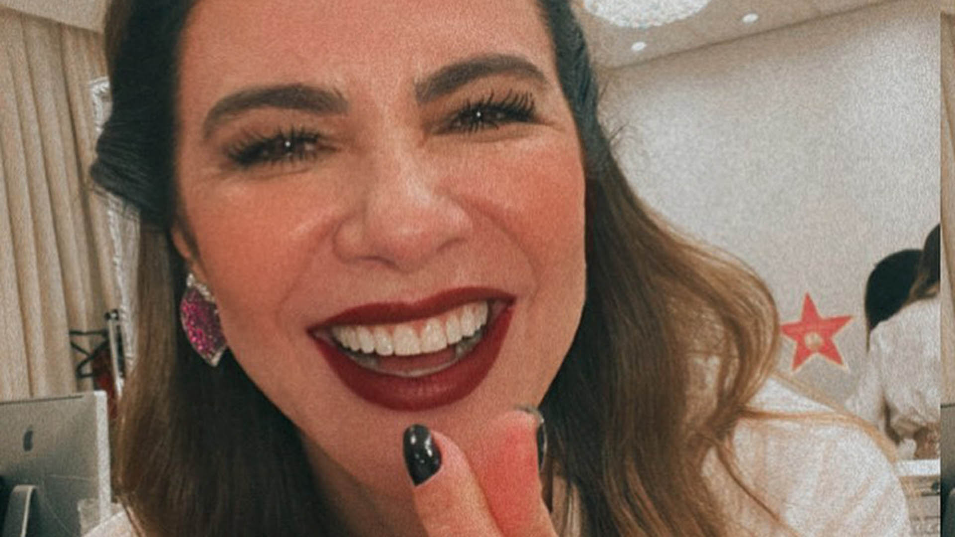 Luciana Gimenez dispensa o sutiã em ensaio na cama