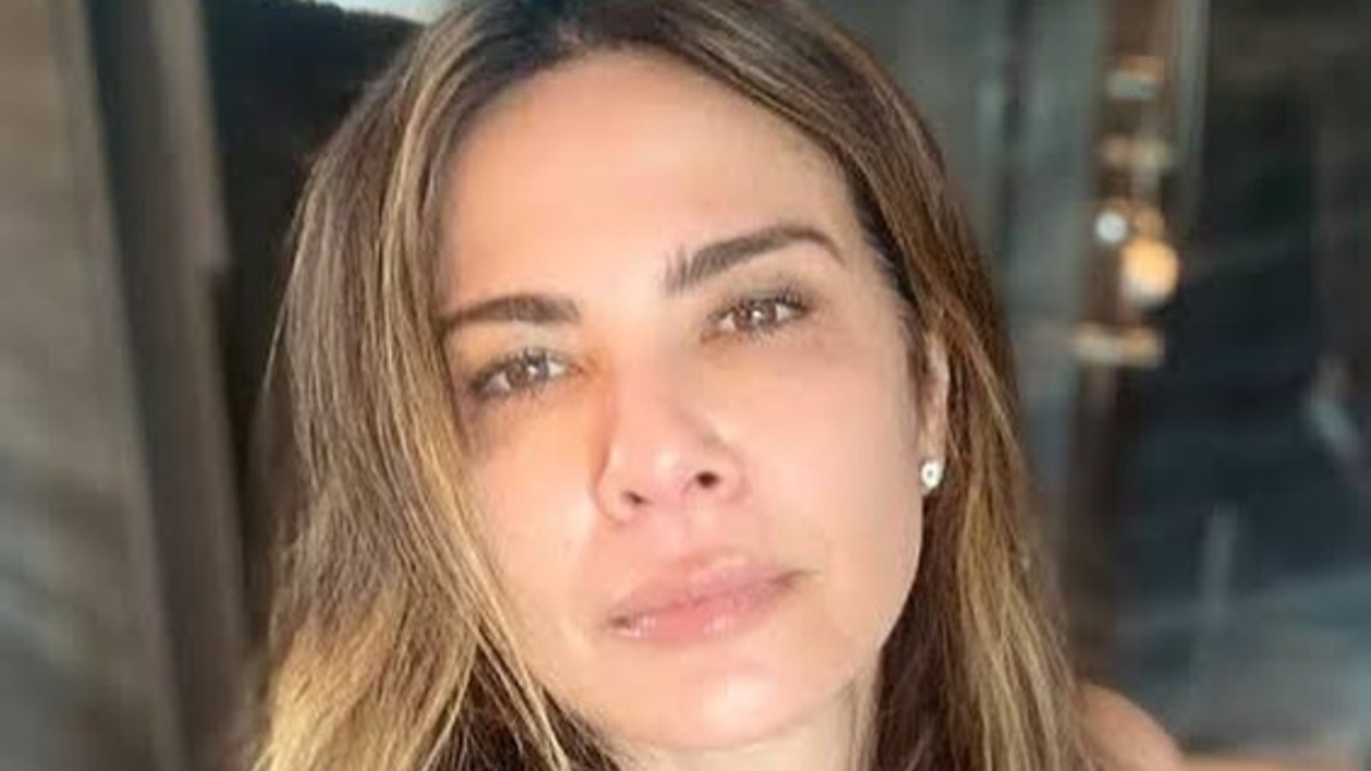 Com o namorado, Luciana Gimenez exibe corpaço definido na praia