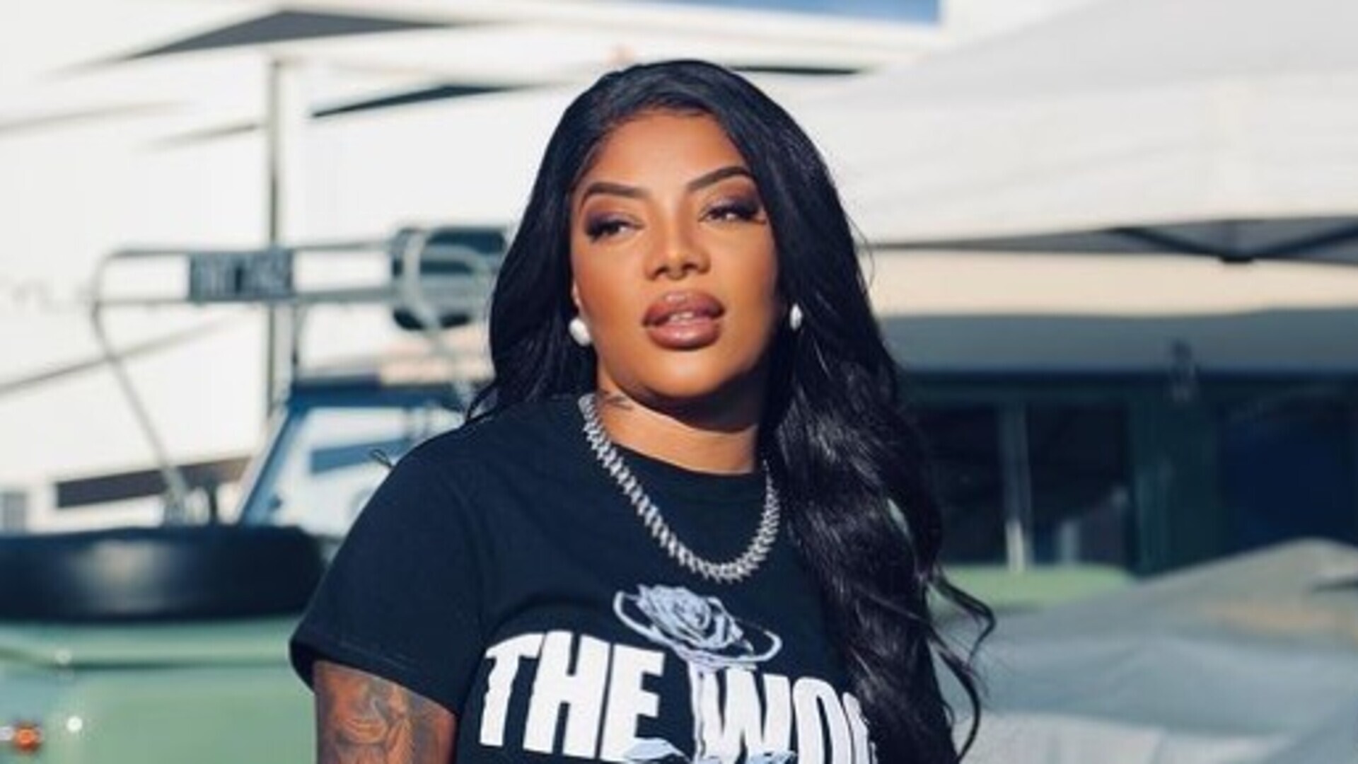 Ludmilla aparece ao lado de Giovanna Lancellotti e Agatha Moreira em viagem para Ibiza