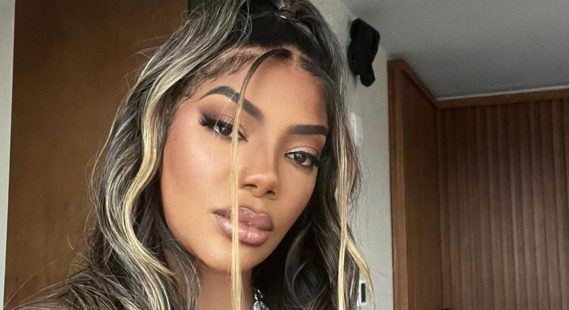 Ludmilla surge deslumbrante ao usar look com transparência