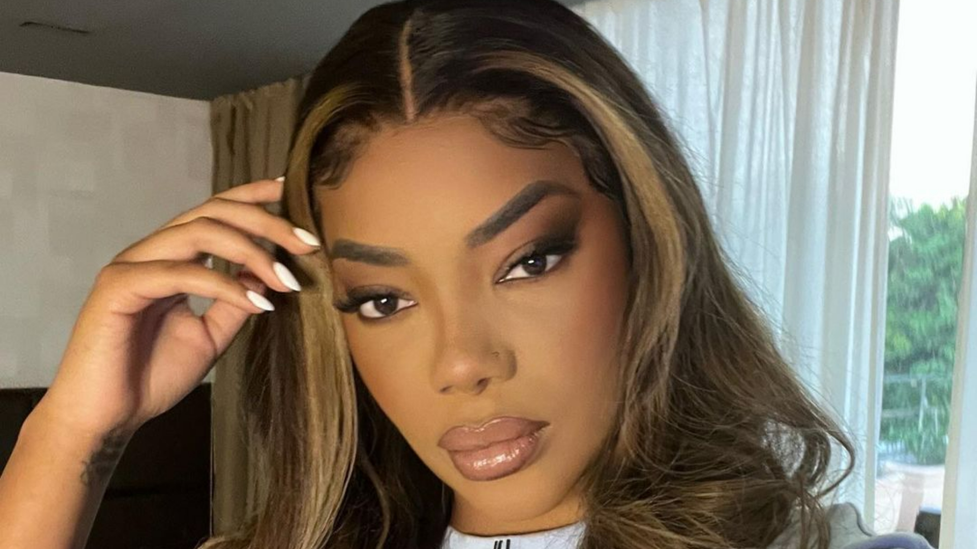 De passagem pela Europa, Ludmilla curte passeio pelas ruas de Londres