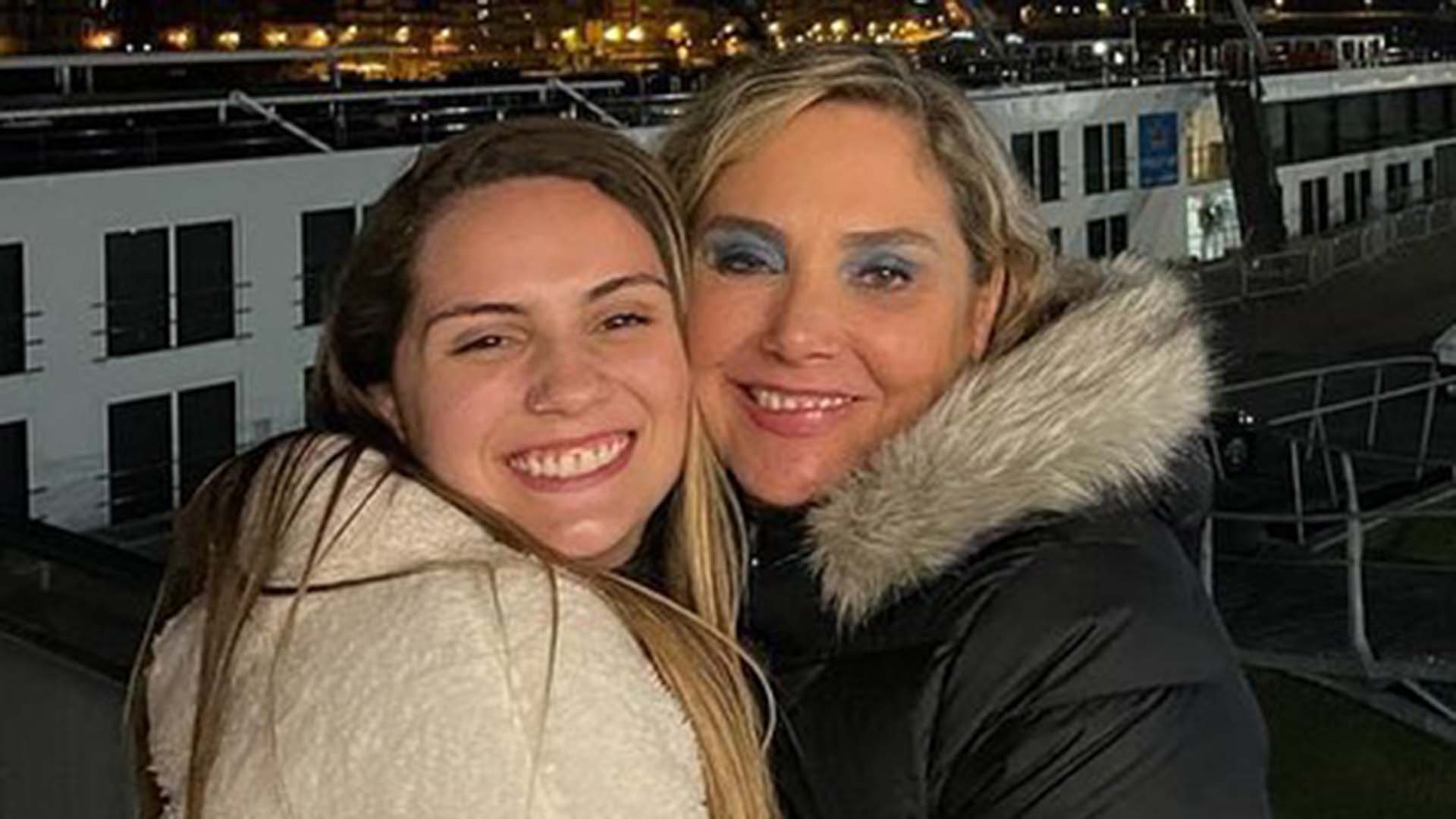 Filha de Heloisa Périssé aparece com decote ousado para noitada