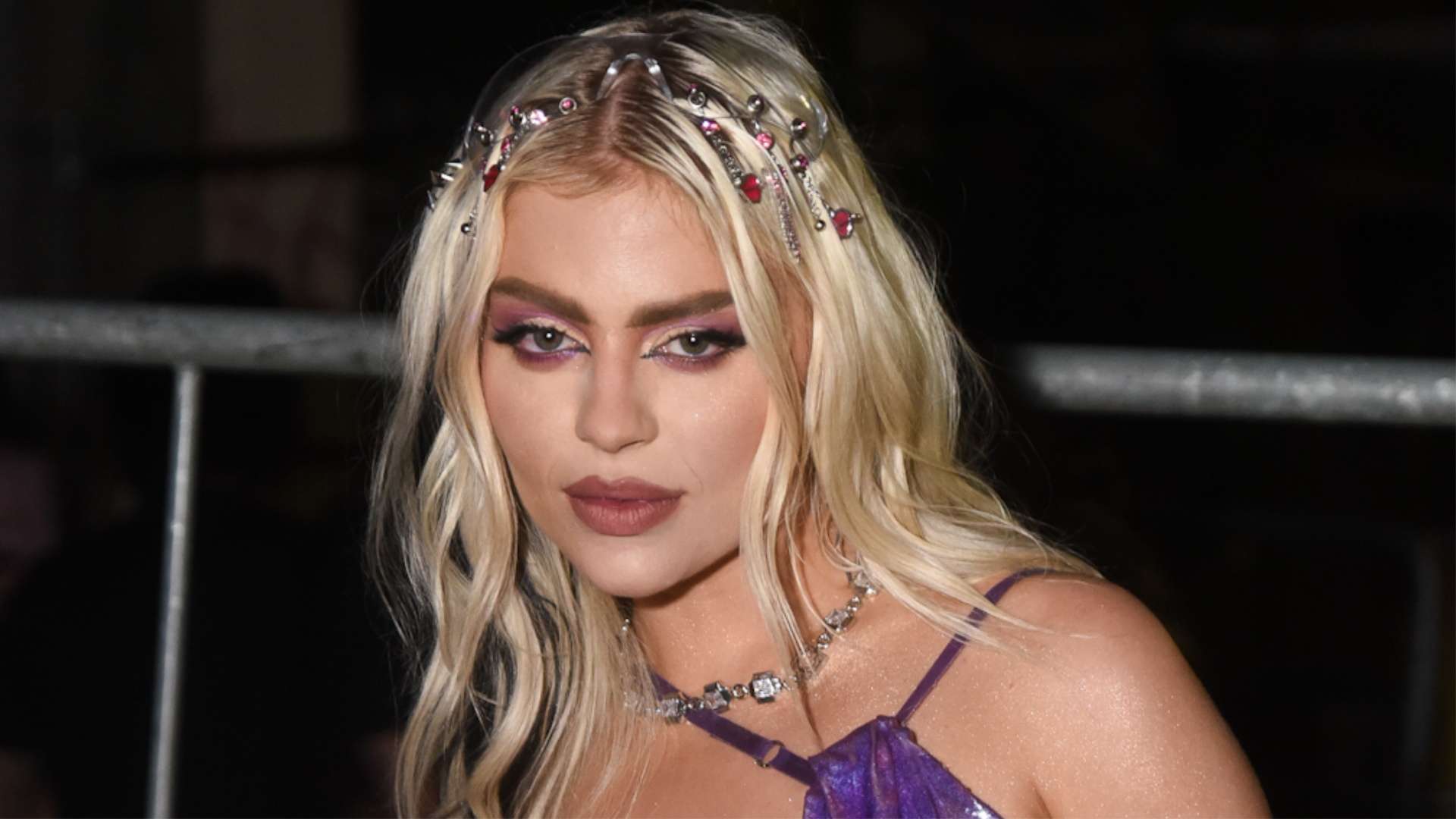 Luísa Sonza comemora 24 anos com look ousado e curtinho em São Paulo
