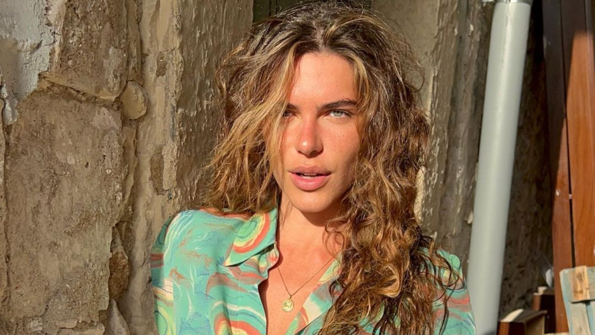 Na Itália, Mariana Goldfarb aproveita o dia na praia e beleza chama atenção: ”Belíssima”