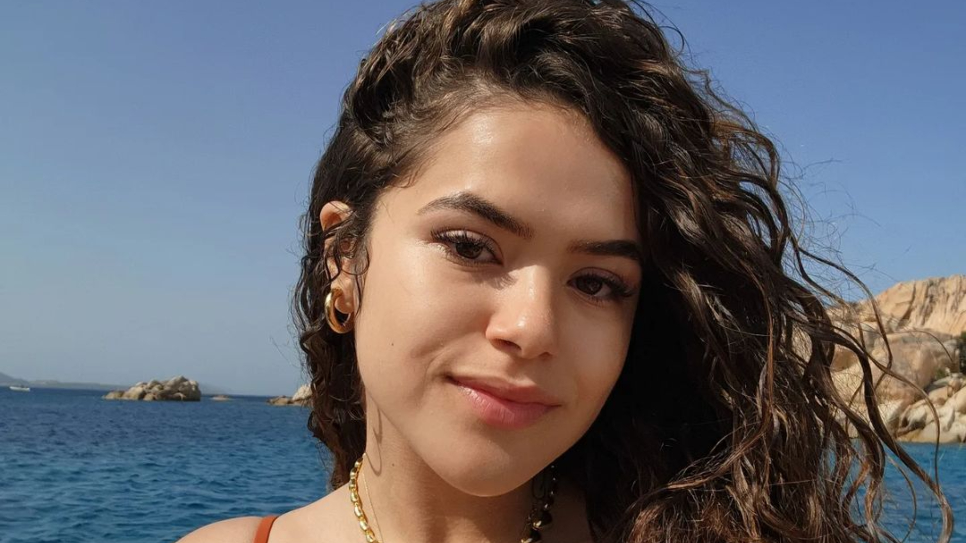 De biquíni e saia, Maisa aproveita férias com a família em Alagoas