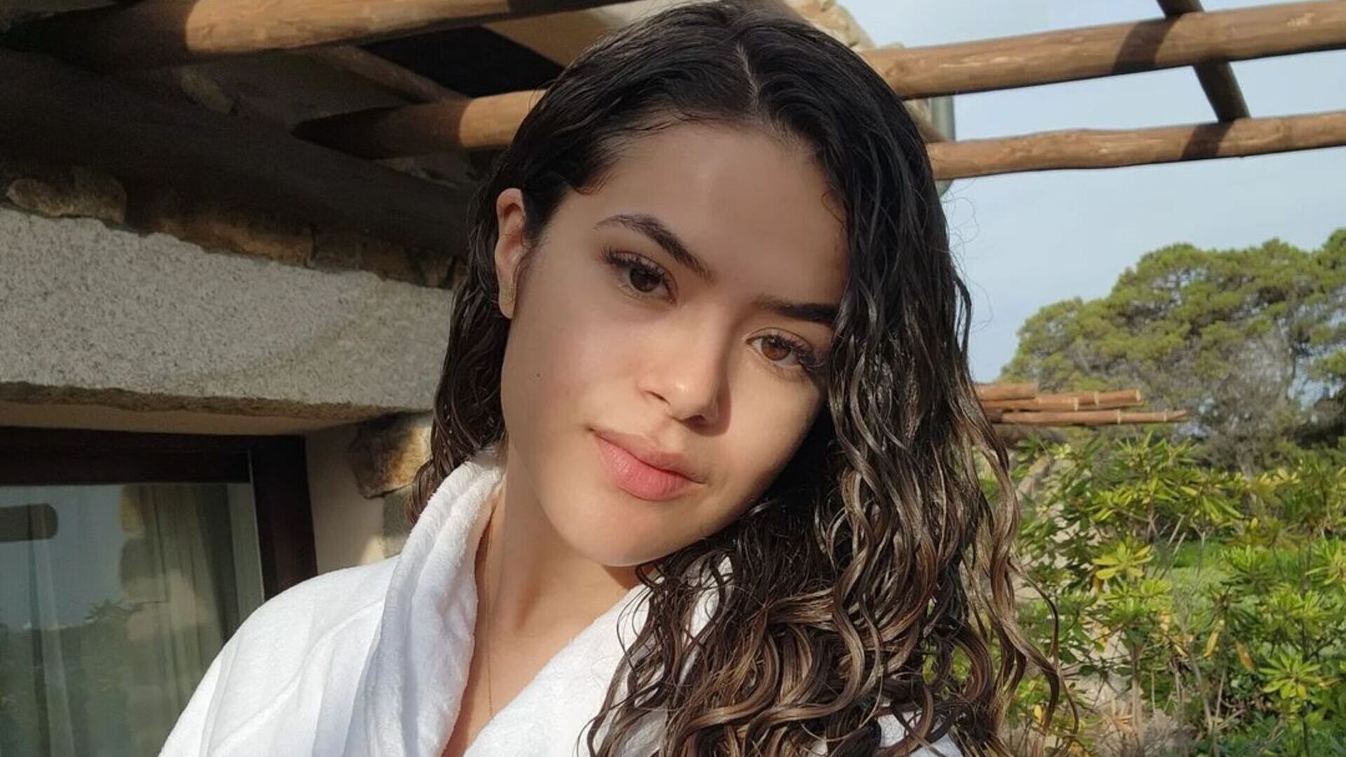 De biquíni, Maisa Silva posa de costas na Grécia e esbanja beleza