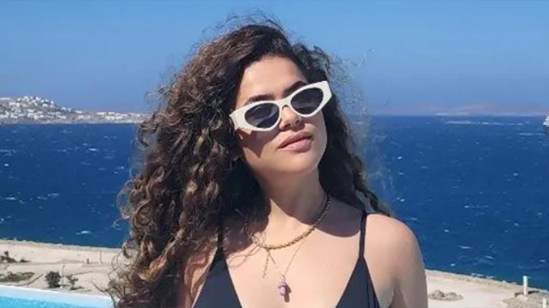 Maisa arrasa ao posar apenas com maiô decotado