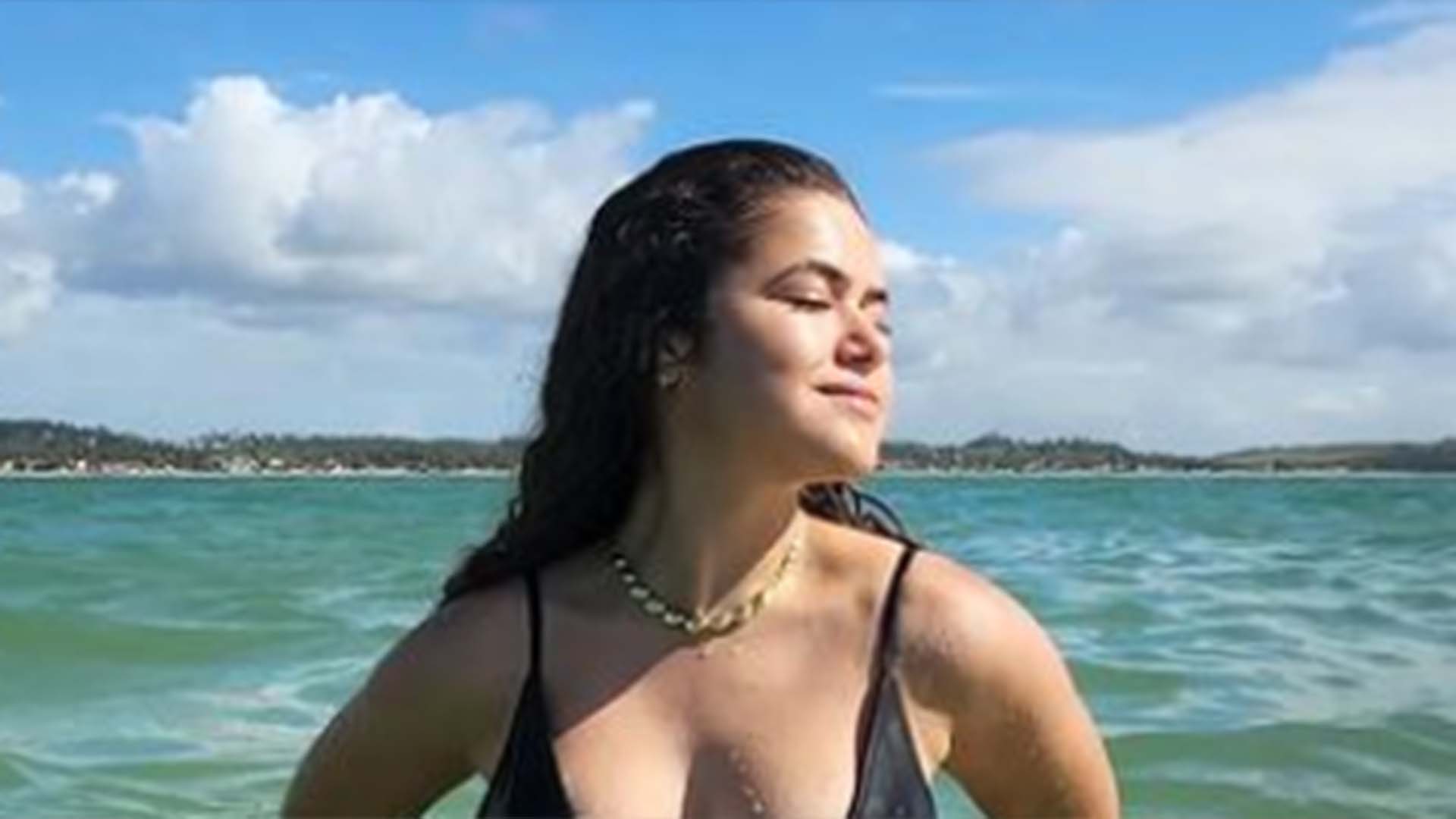Maisa usa maiô decotado ao tomar banho de mar