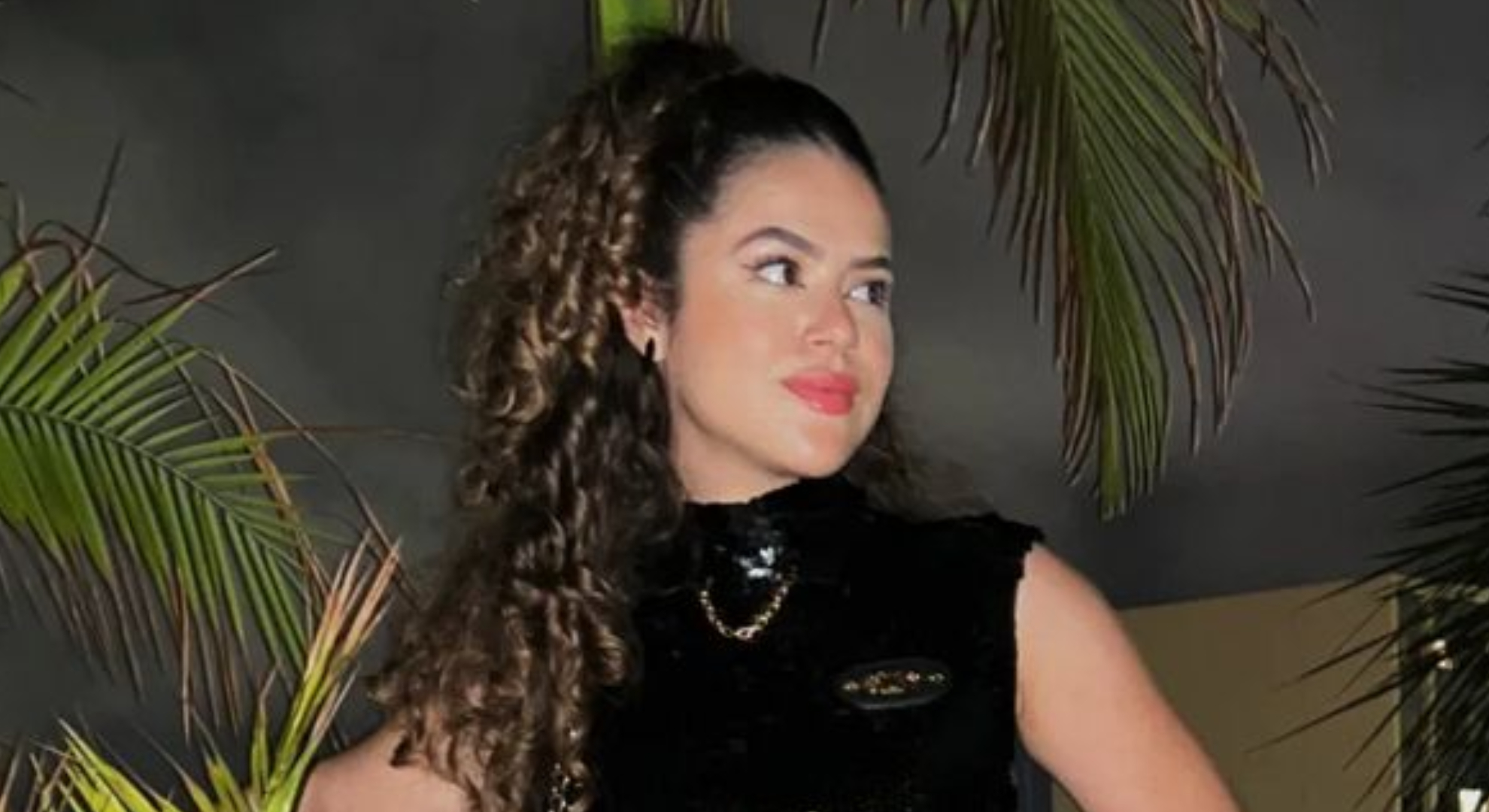Na Grécia, Maisa aposta em conjunto de top e saia para jantar