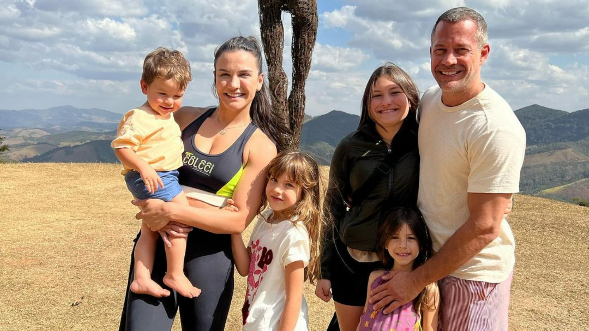 Em Minas Gerais, Malvino Salvador curte passeio em meio à natureza ao lado de sua família