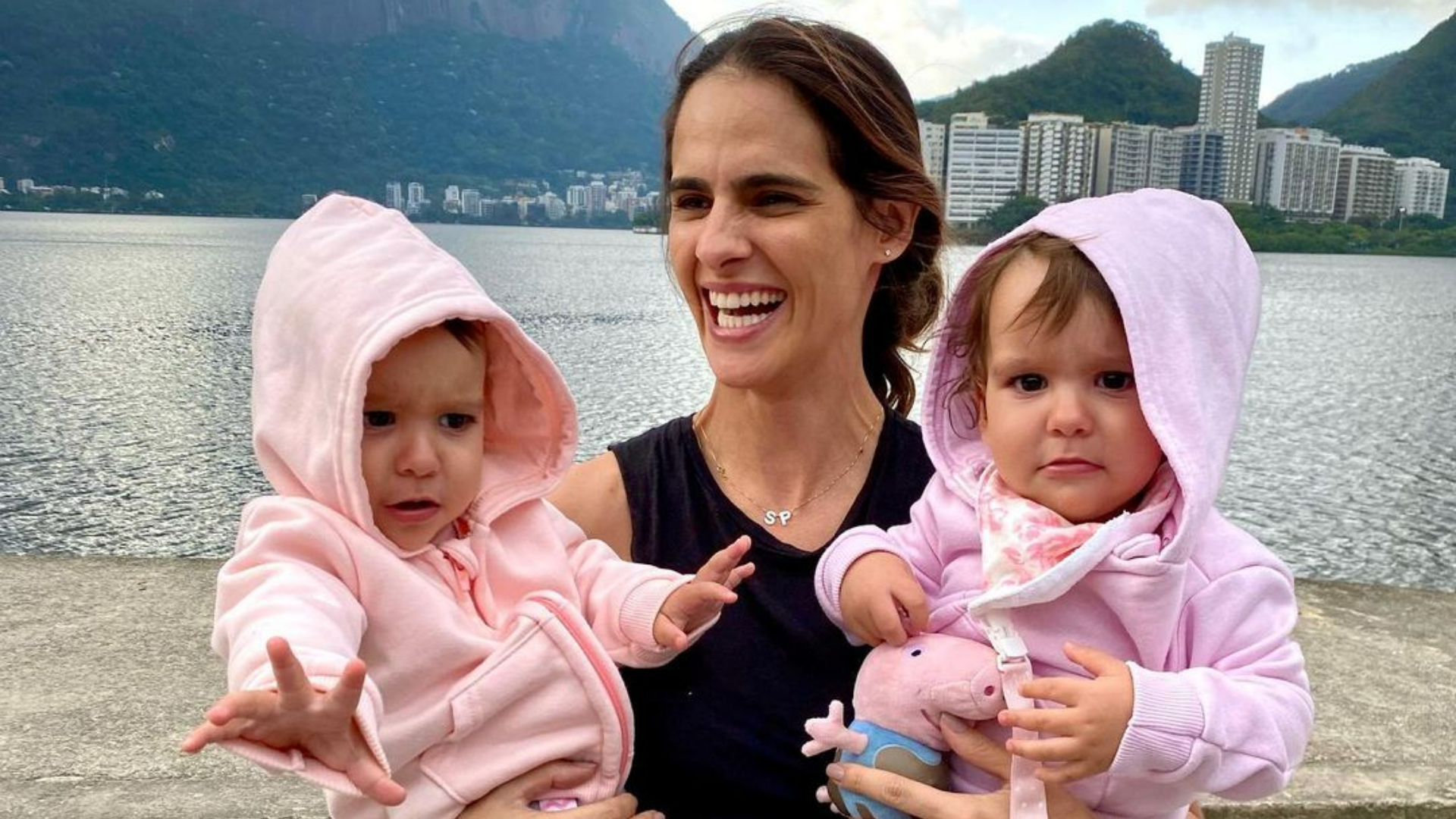 Marcella Fogaça surge praticando yoga na companhia de uma das filhas