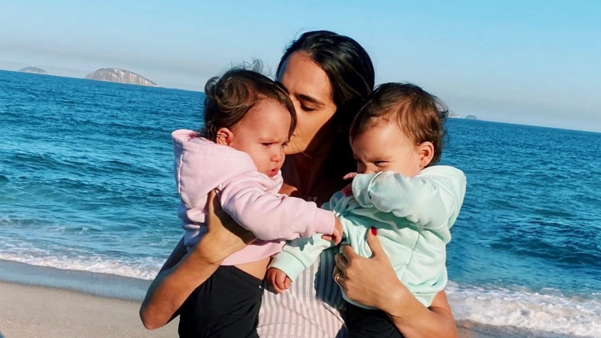 Marcella Fogaça curte dia na praia com as filhas gêmeas, Sophia e Pietra