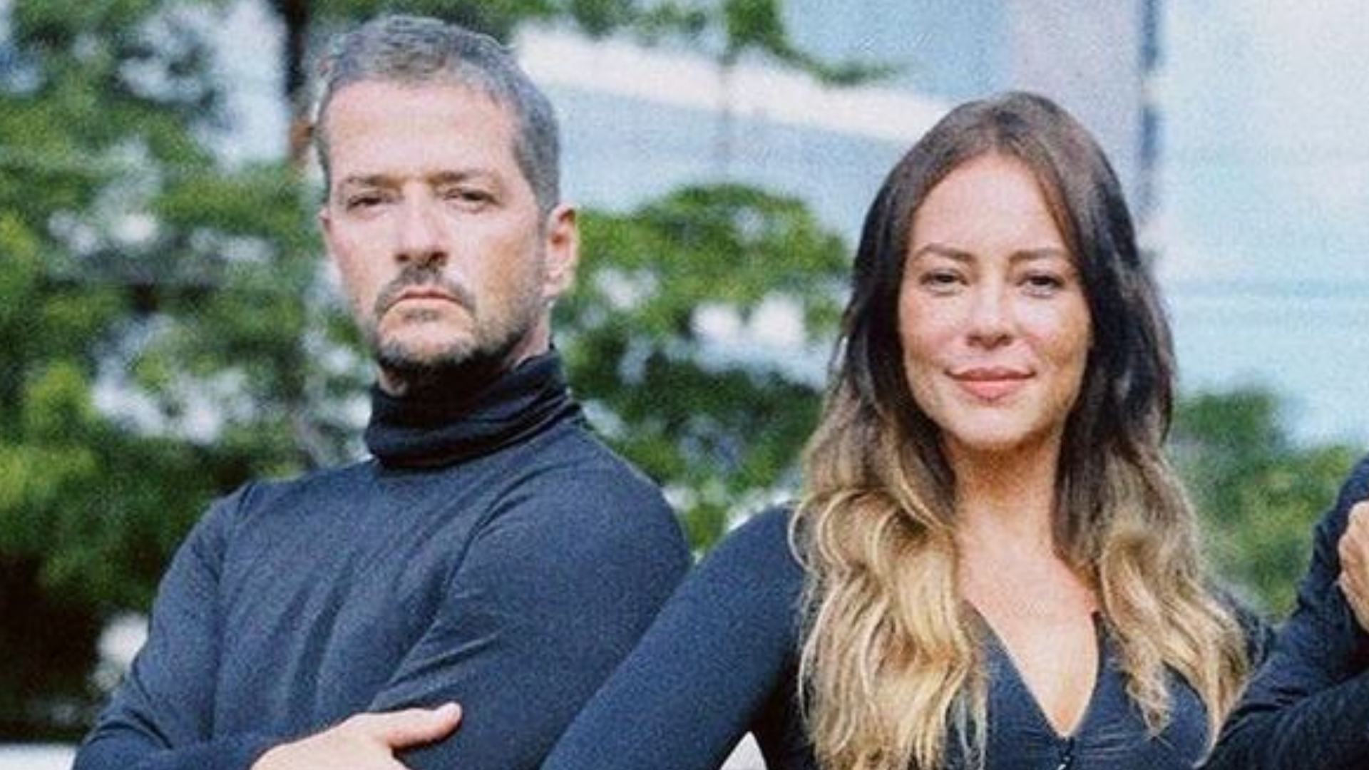 Marcelo Serrado flagra Paolla Oliveira com peruca curta e com cachos, e compara com André Luiz Frambach