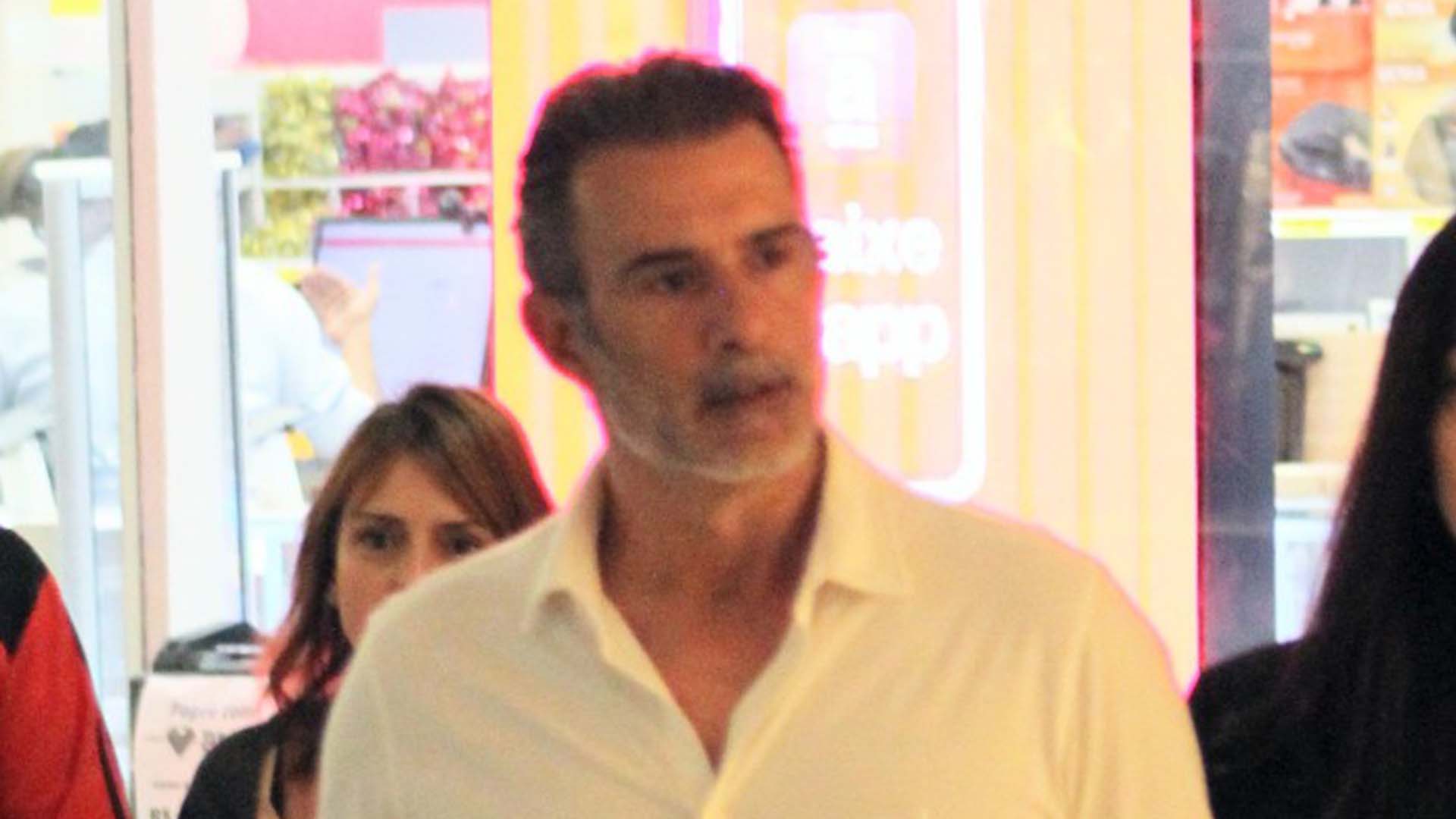 Marcos Pasquim faz rara aparição com a namorada em shopping