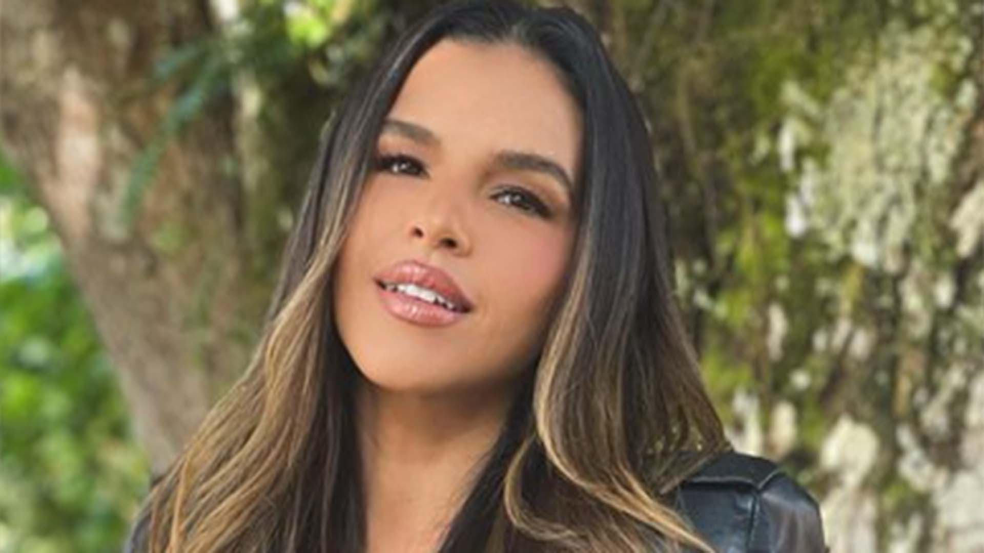 De biquíni, Mariana Rios surge magérrima em foto na piscina