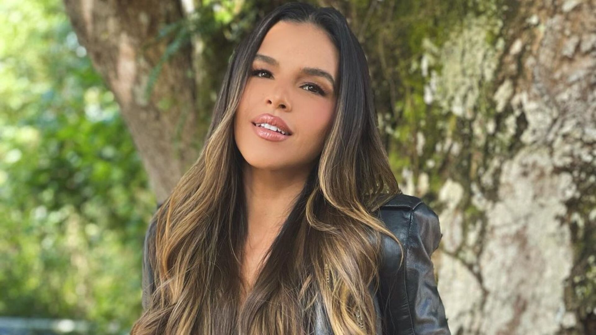 De frente e de costas, Mariana Rios exibe corpaço em biquíni fininho