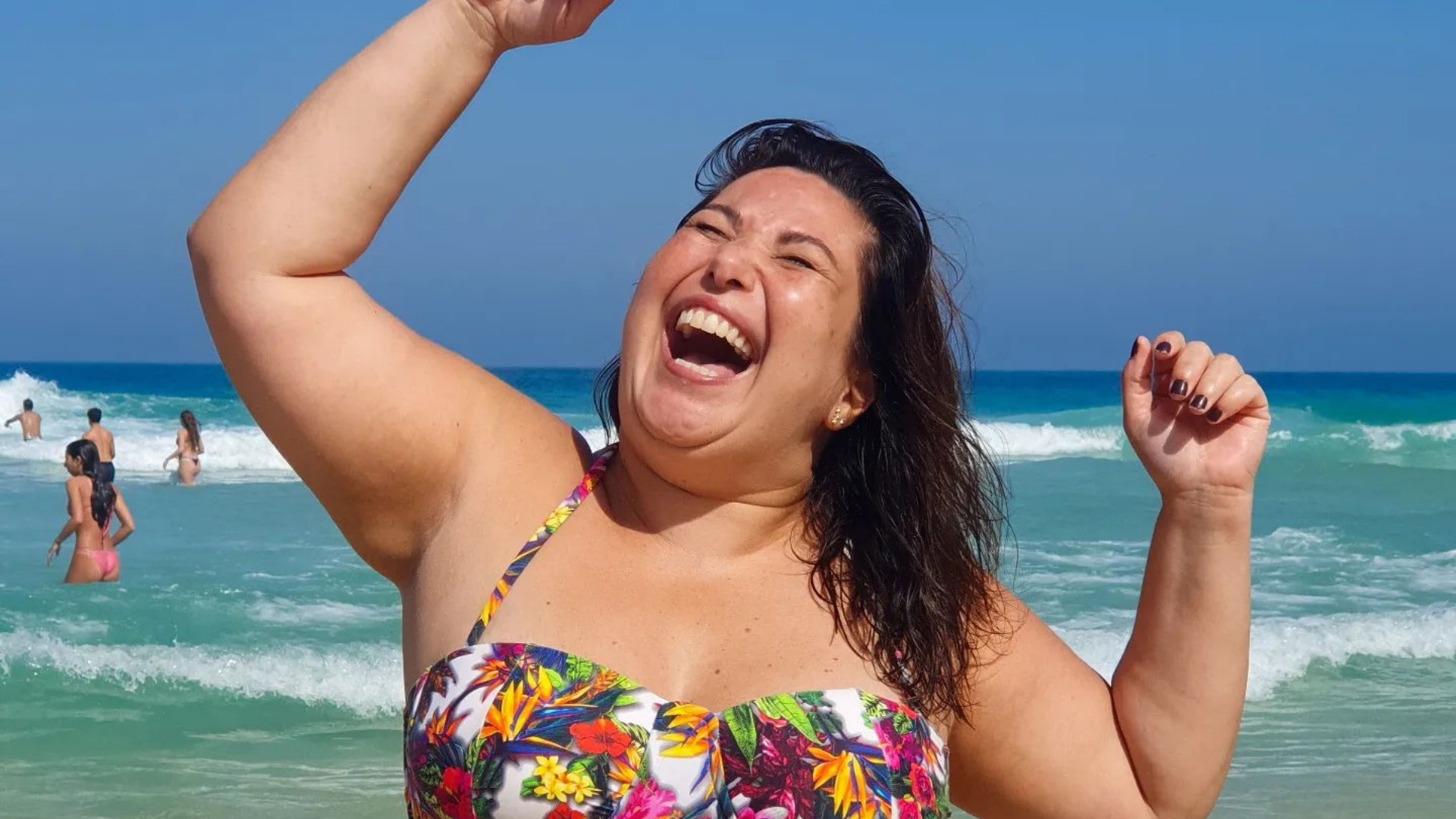 De biquíni estampado, Mariana Xavier curte dia de sol na praia: “O melhor da vida acontece off”