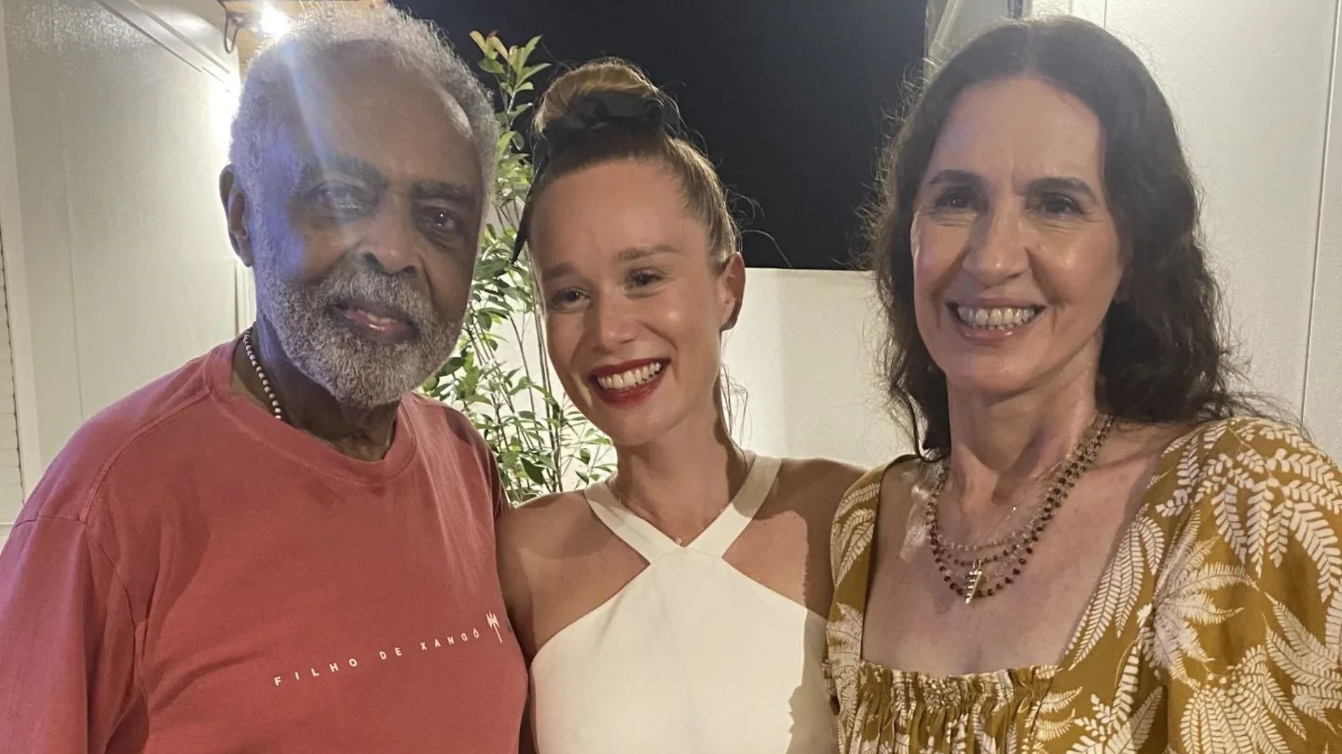 Mariana Ximenes curte show de Gilberto Gil e sua família na França