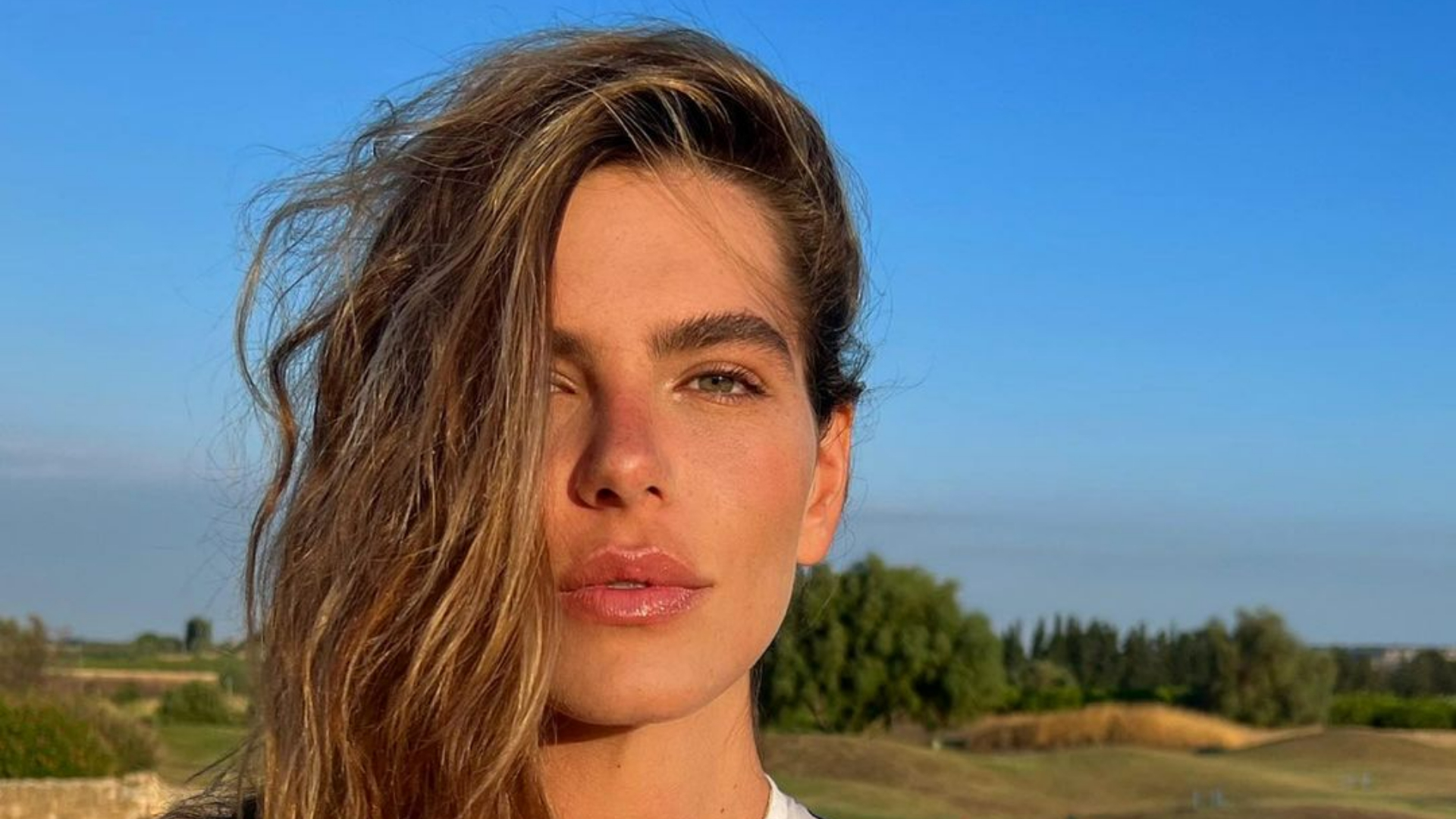 Na Itália, Mariana Goldfarb aposta em vestido vermelho para passeio pelas ruas de Taormina
