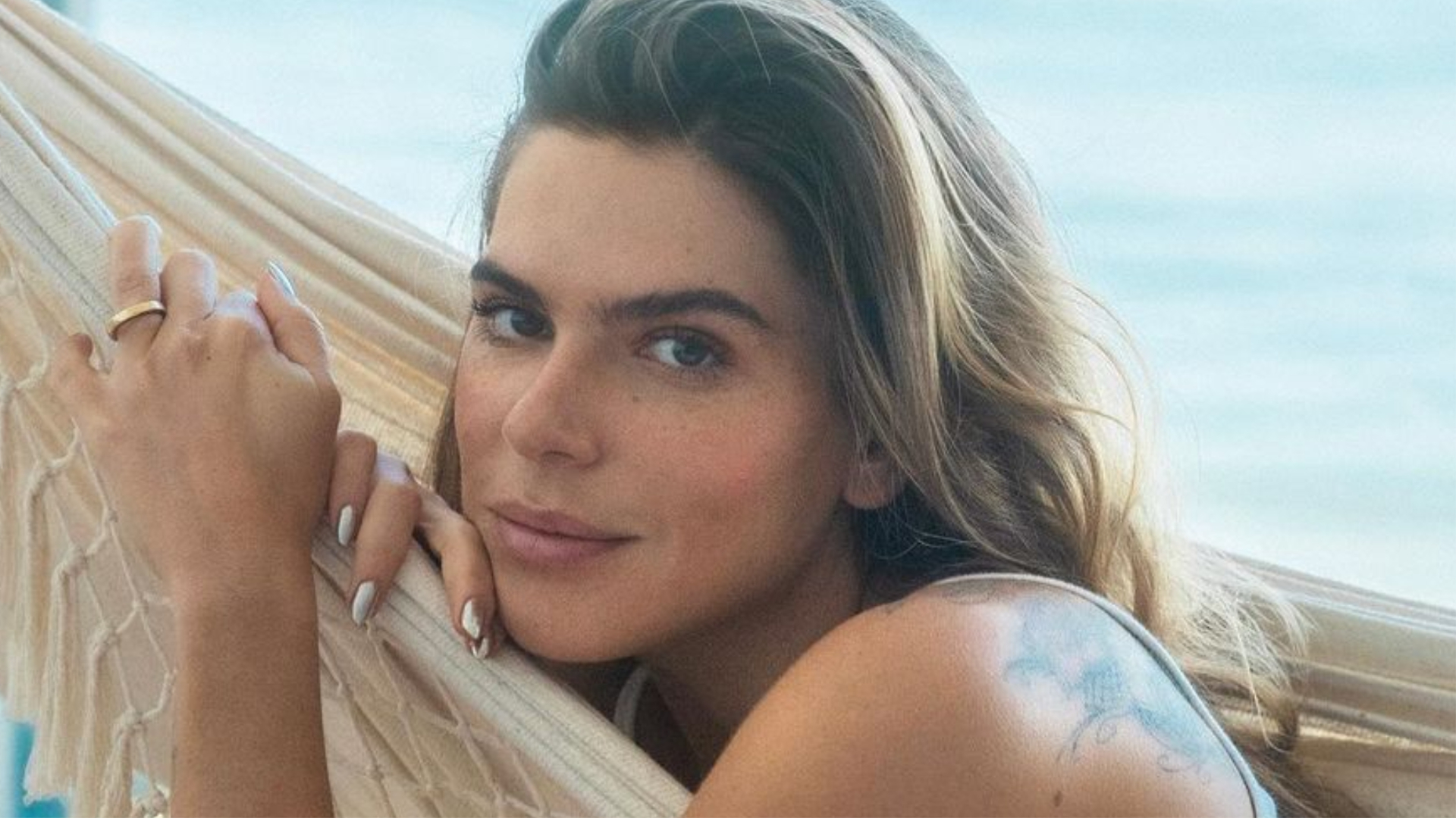 Mariana Goldfarb surge deslumbrante em campo de flores na Sicília: ”Meu quintal é maior do que o mundo”