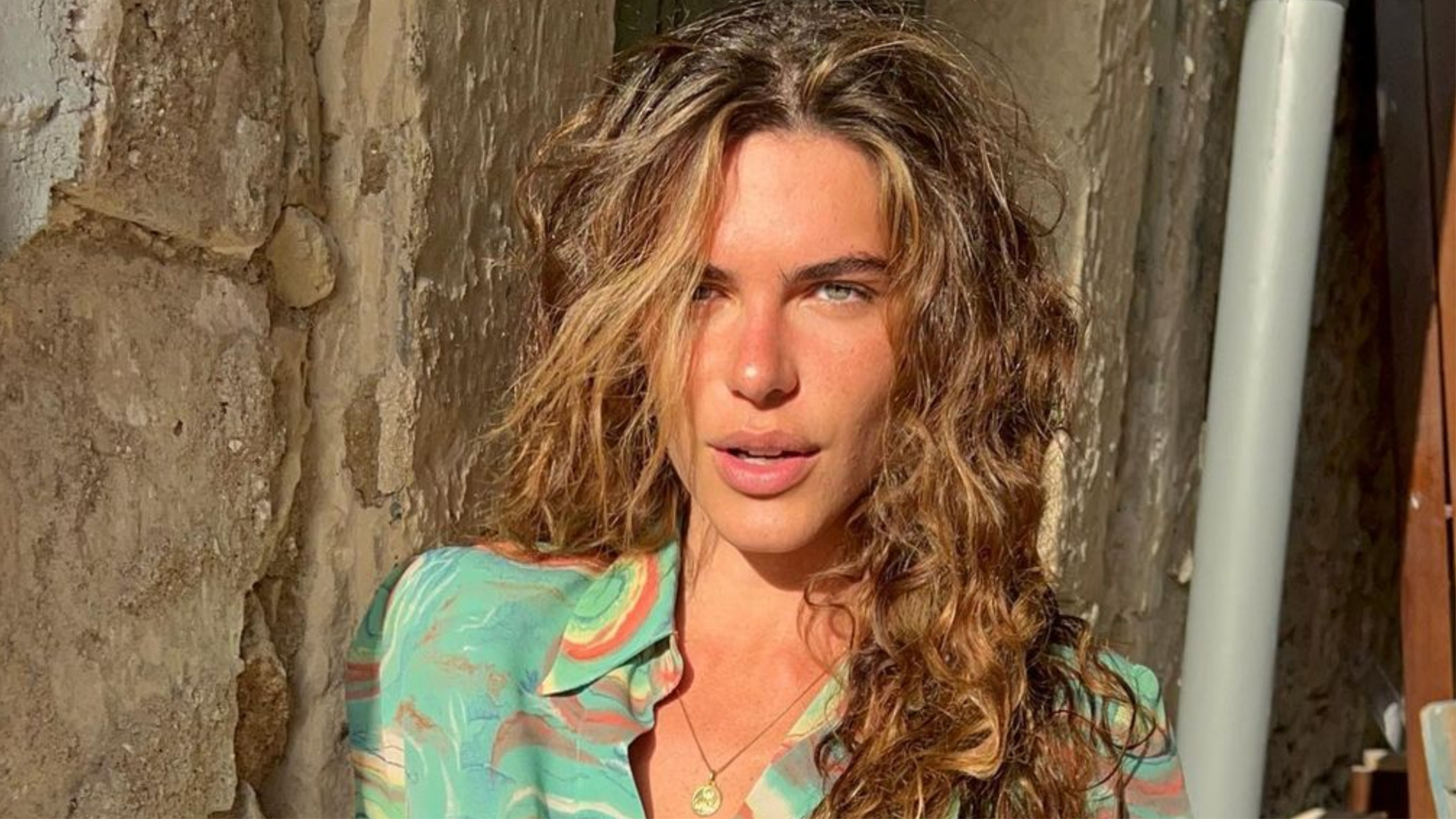 Mariana Goldfarb publica cliques naturais de top e saia fendada e encanta: ”Deusa”