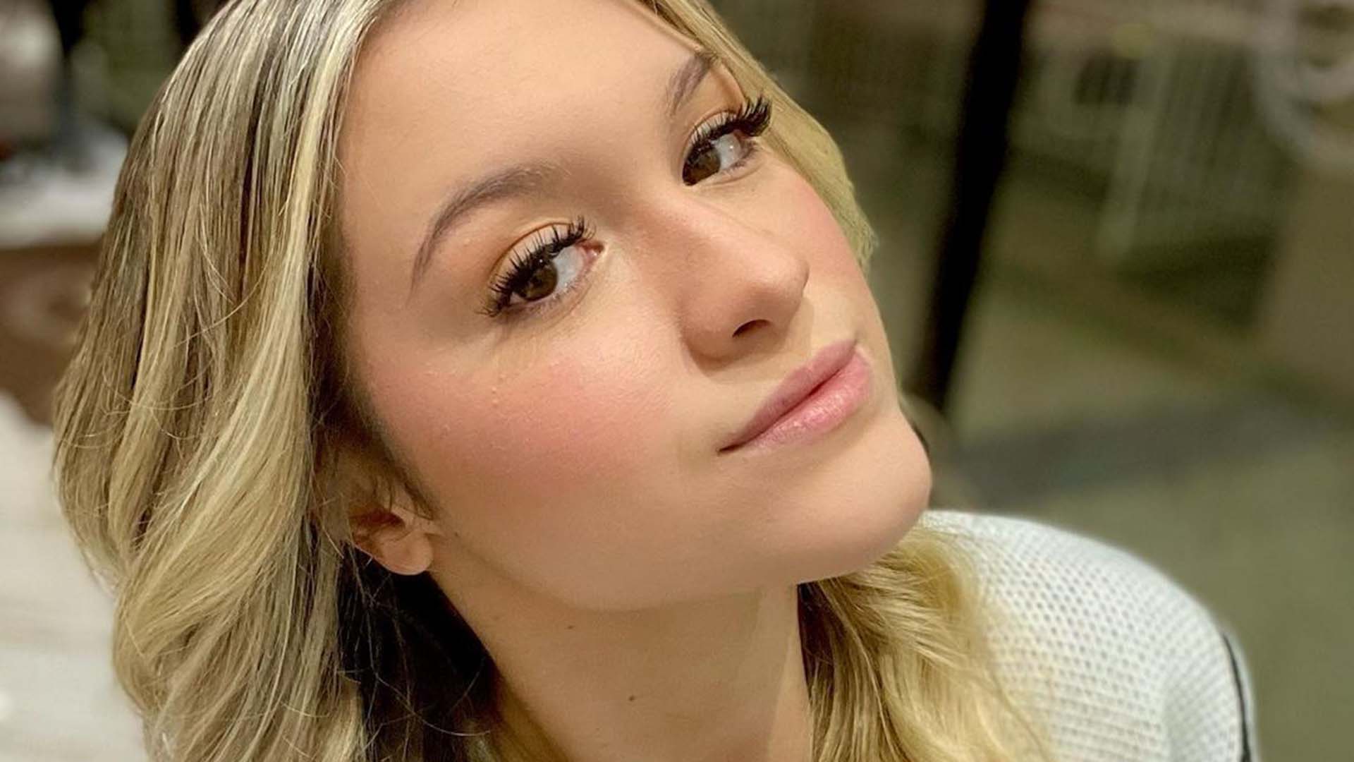 Filha de Gugu, Marina Liberato dá beijão no namorado em novo ensaio fotográfico