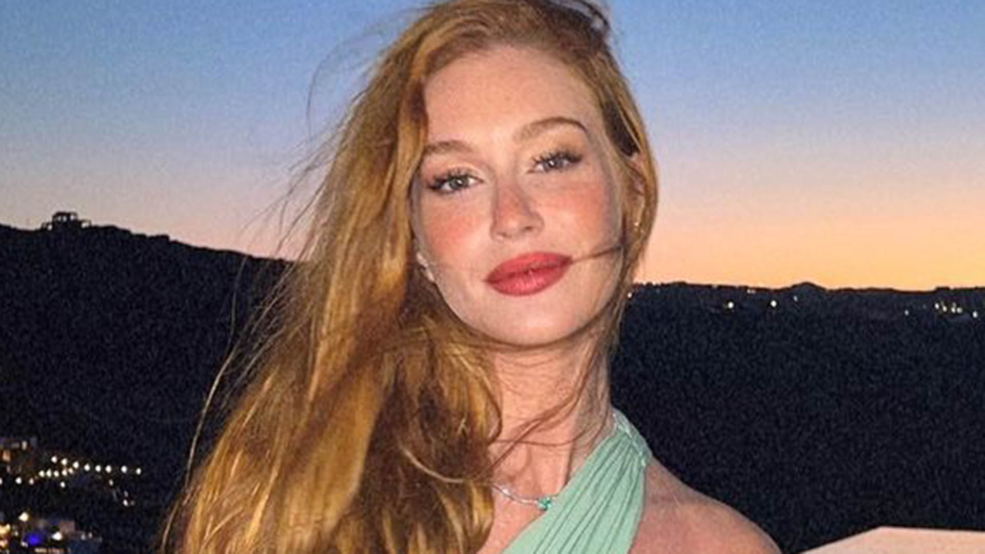 Marina Ruy Barbosa surge deslumbrante em selfie de biquíni branco