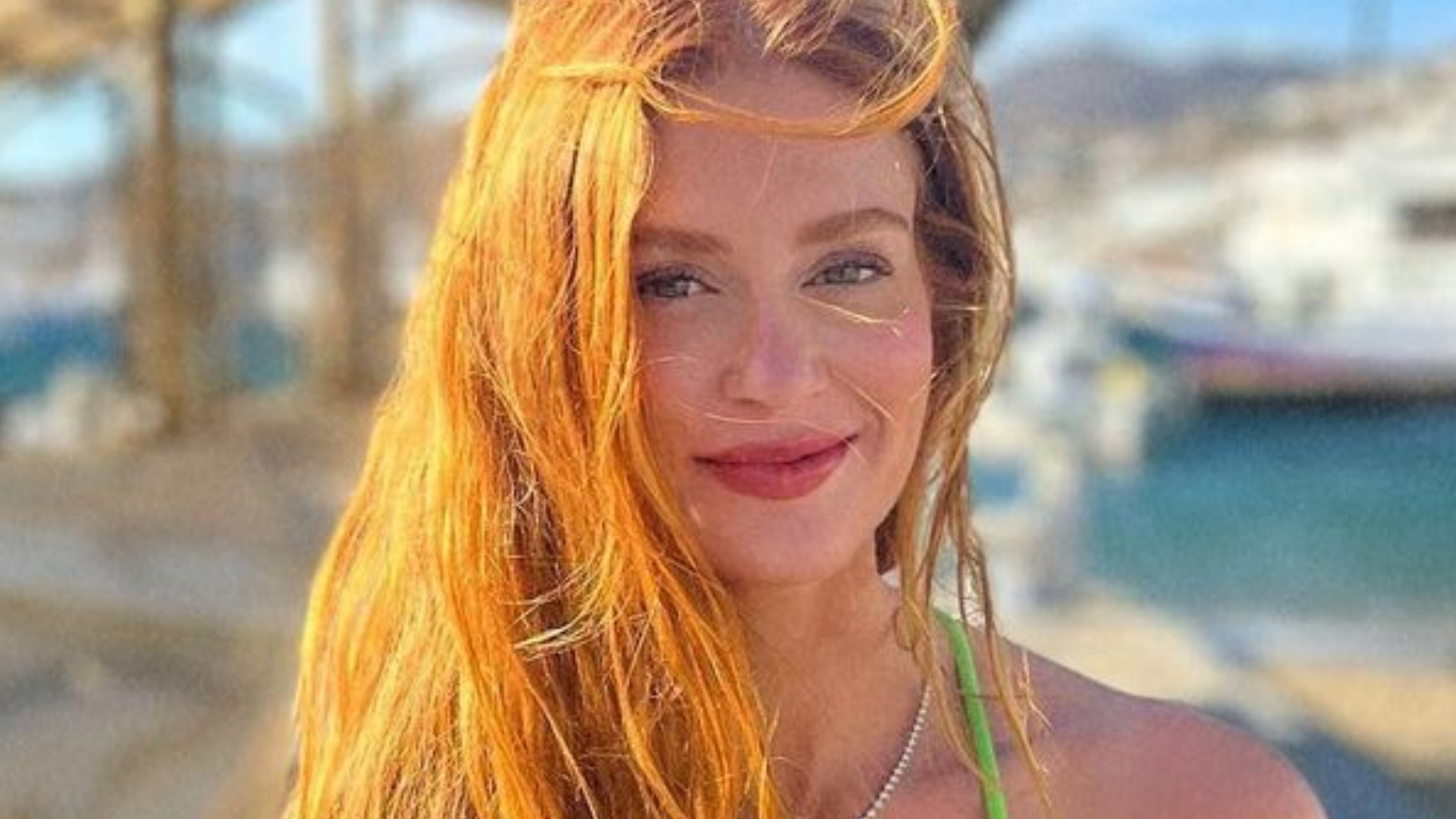 Marina Ruy Barbosa surge arrasadora com calça metalizada: ”Arrasou no look”