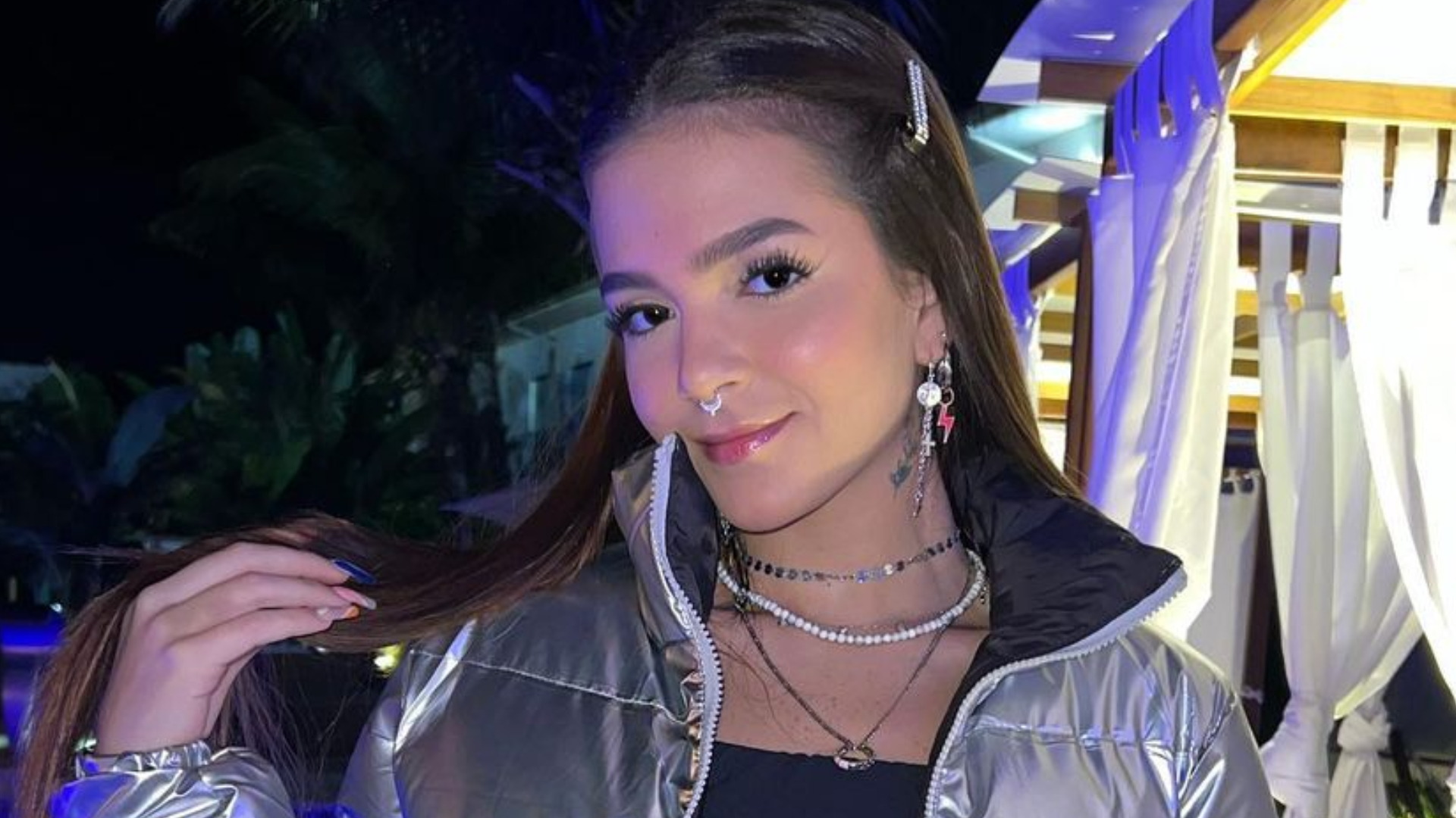 Mel Maia aposta em look ousado para curtir noitada com as amigas