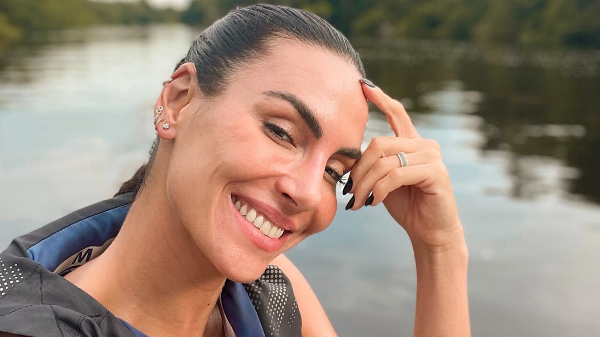 Mel Fronckowiak impressiona ao posar em meio à natureza: “Me recarrego”