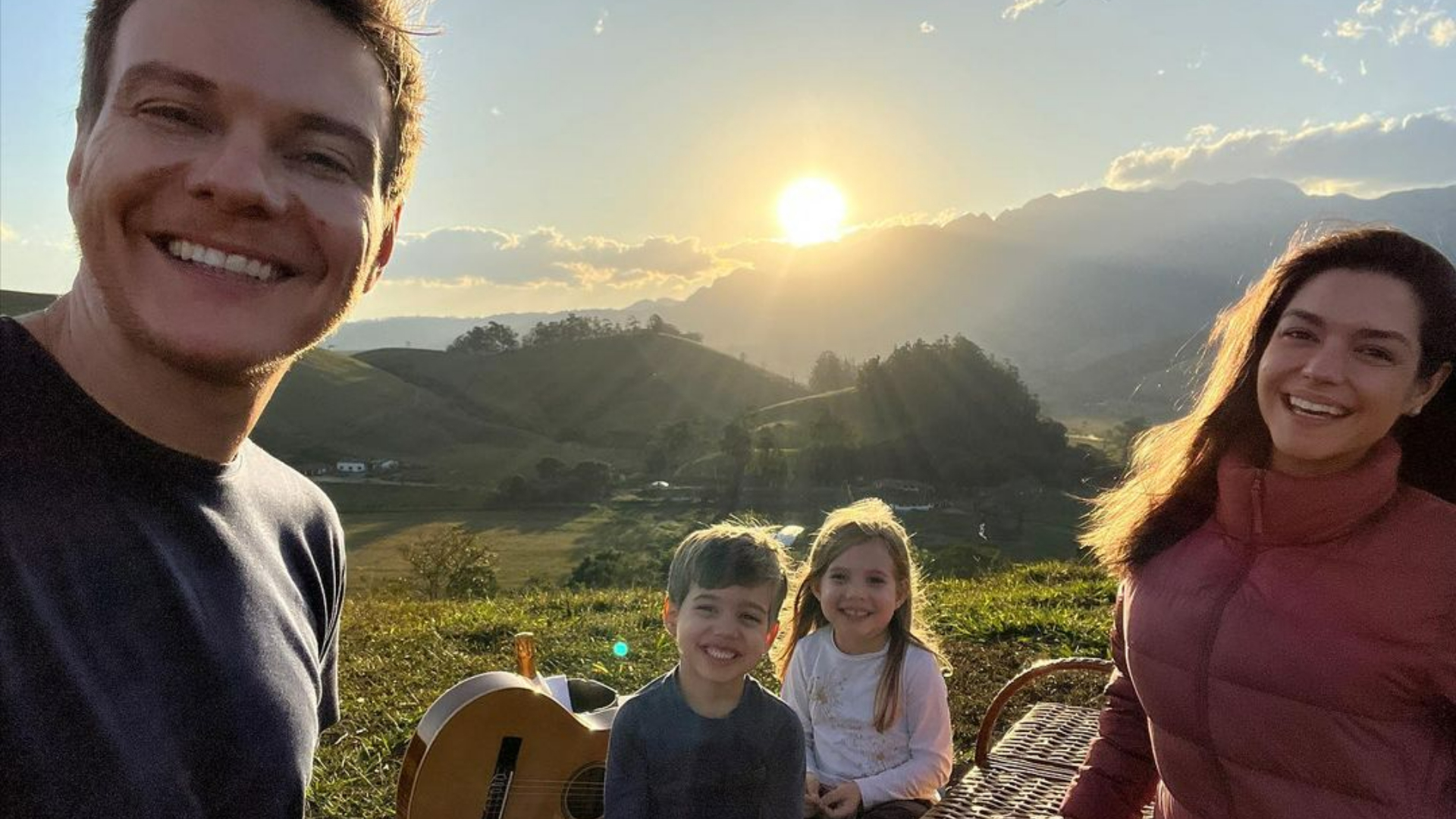 Michel Teló compartilha vídeo se divertindo com a família em viagem de férias: ”No clima…”