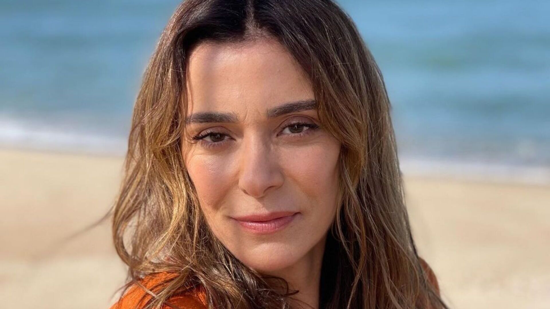 Mônica Martelli rouba a cena ao surgir de biquíni sem alça na Grécia