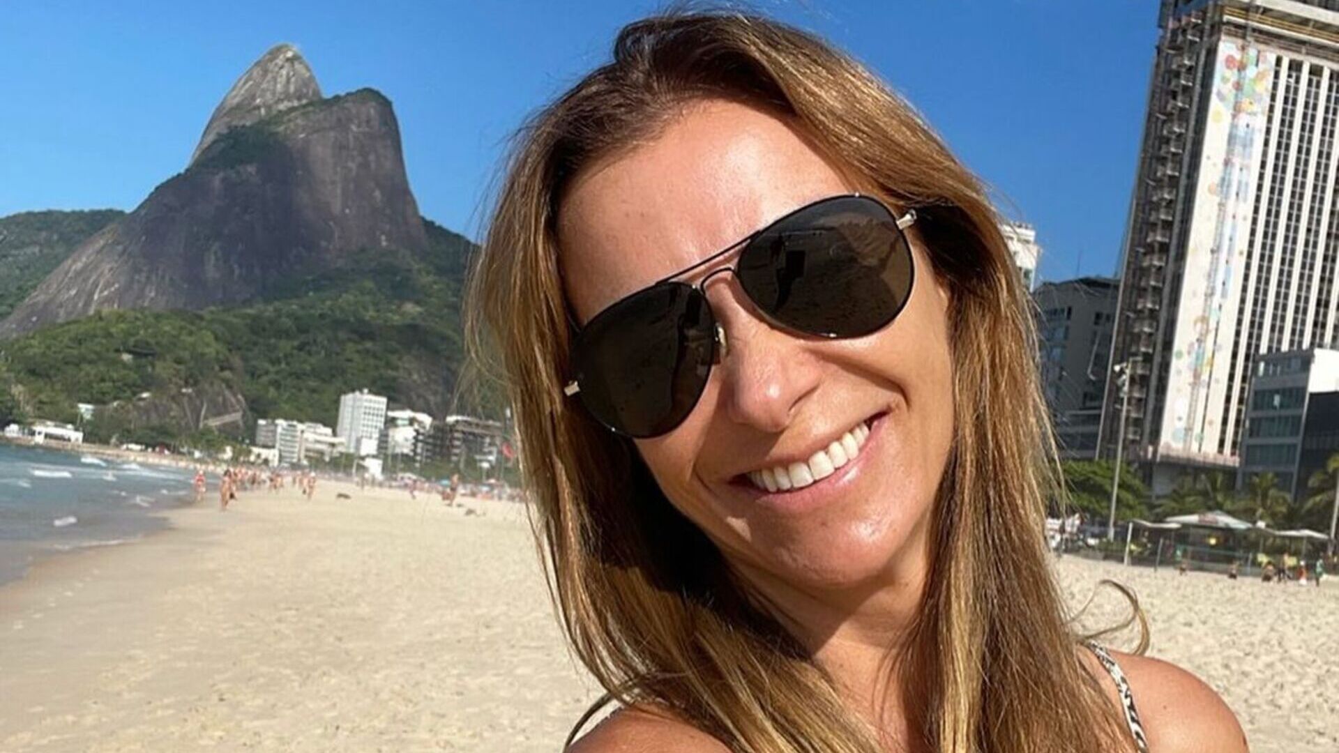 Mônica Martelli surge deslumbrante em cenário paradisíaco da Grécia