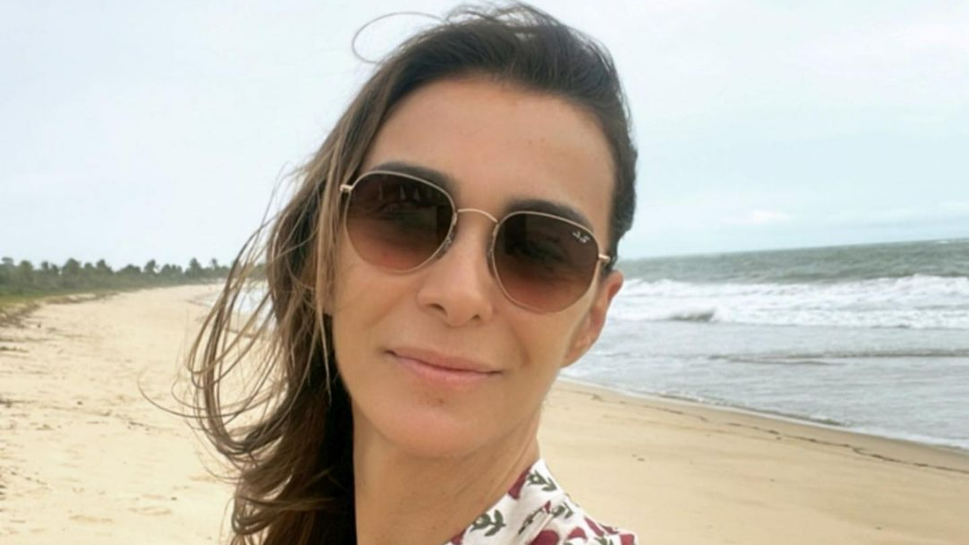 Em Mykonos, Mônica Martelli esbanja beleza ao surgir usando um maiô estiloso: ”Maravilhosa!”