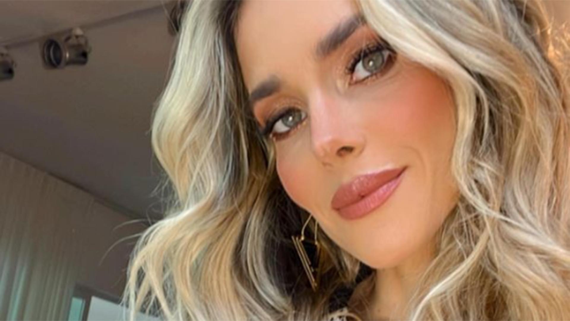 De biquíni, Monique Alfradique exibe a barriga reta em dia na praia