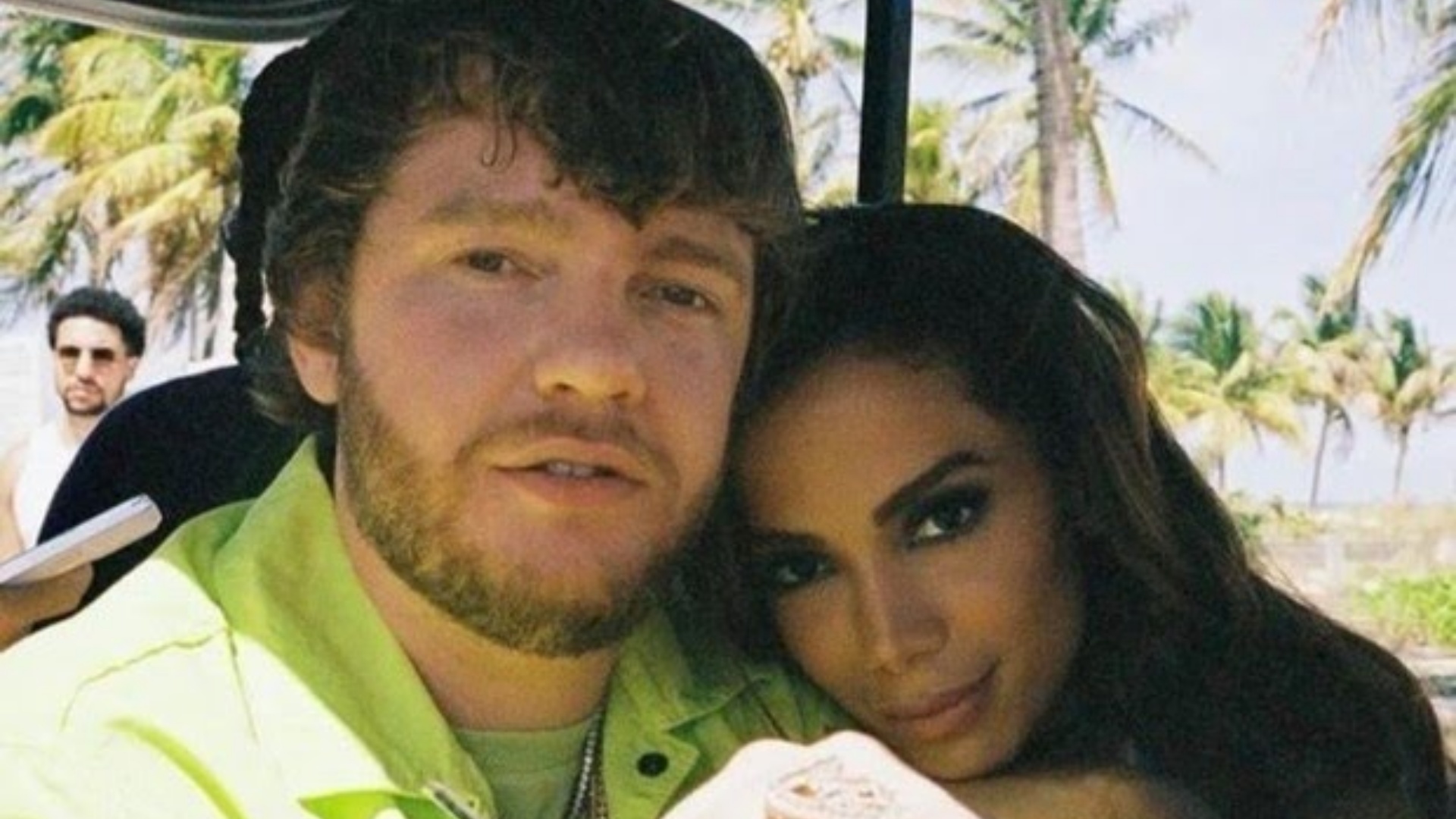 Anitta exibe colar com nome do namorado, Murda Beatz