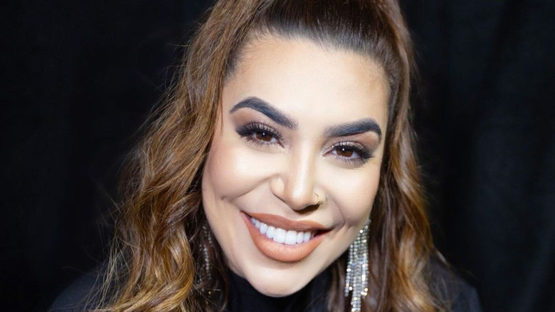 De lingerie, Naiara Azevedo exibe corpaço escultural em video