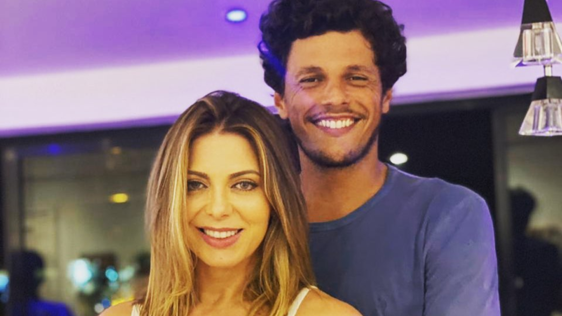 Completando 44 anos, Sheila Mello recebe homenagem do namorado: ”Mulher da minha vida”