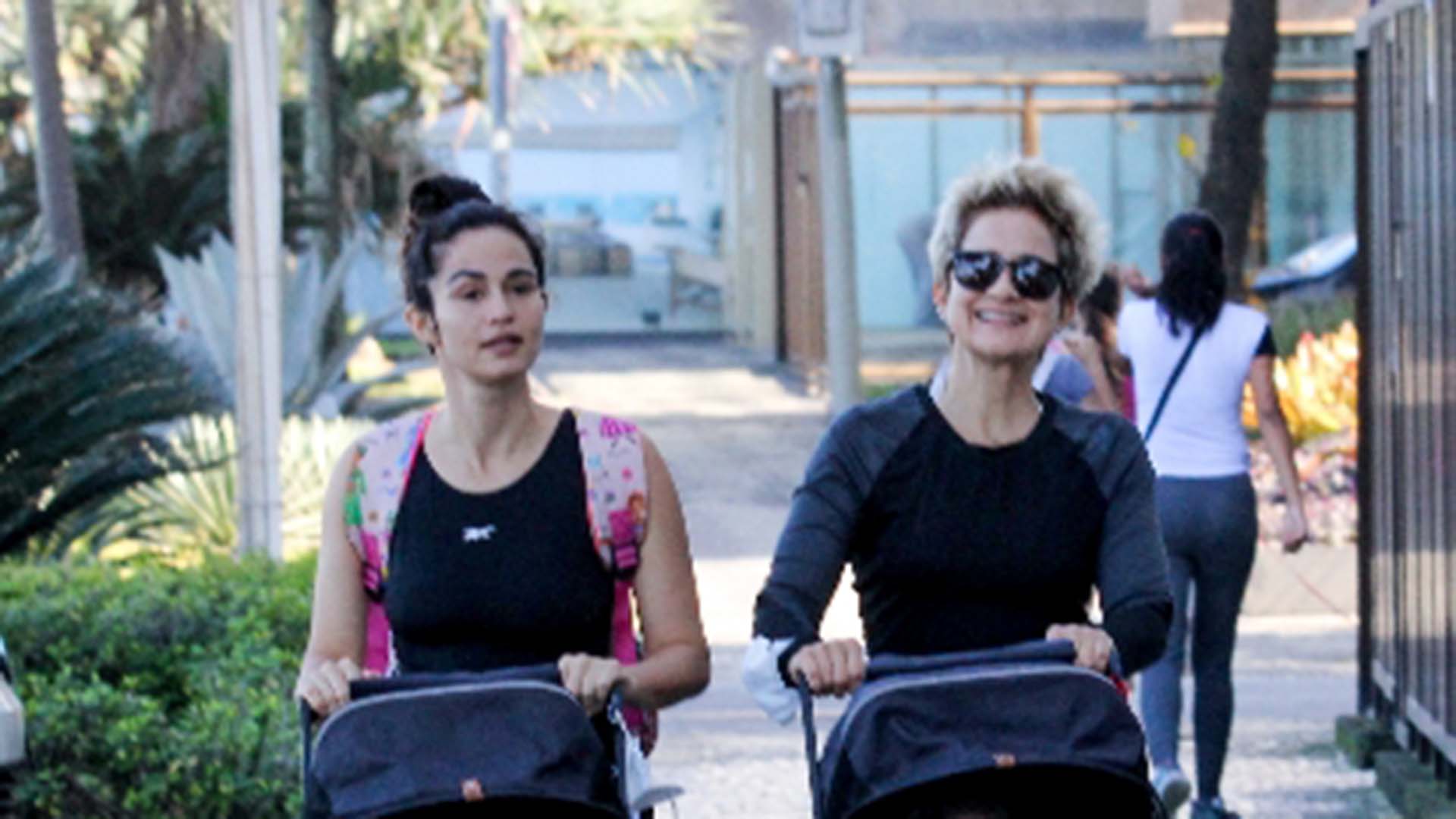 Nanda Costa e Lan Lanh curtem passeio com as filhas gêmeas