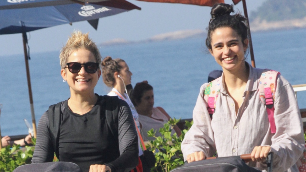 Nanda Costa e Lan Lanh curtem dia na praia com as filhas gêmeas, Kim e Tiê