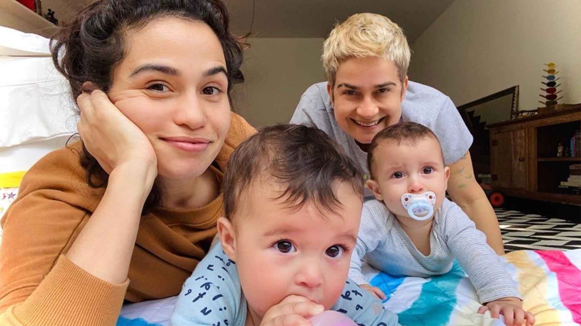 Lan Lanh posta fotos fofas com uma das gêmeas e web compara: ”A cara da Nanda”