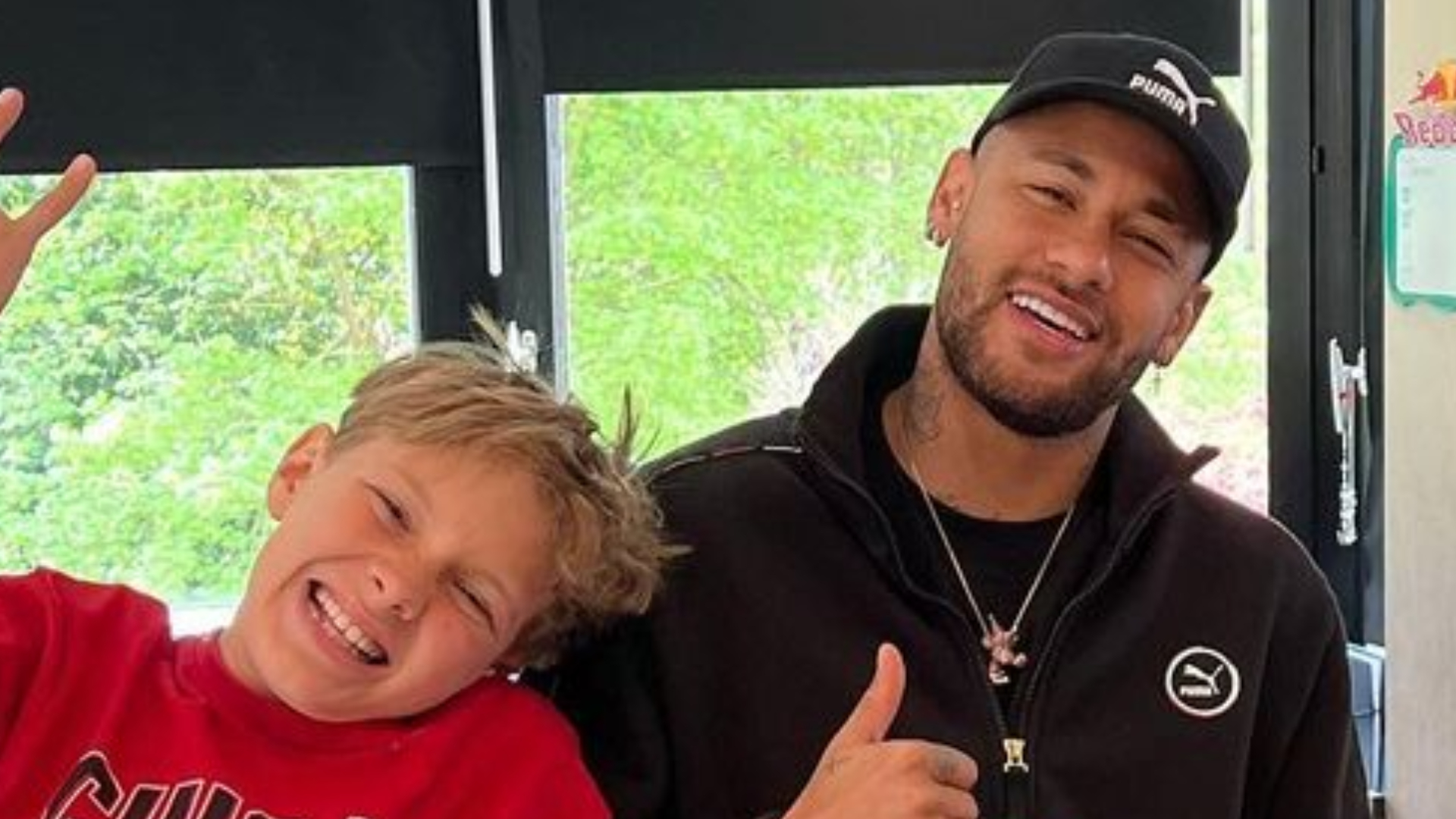 Neymar Jr. publica foto dormindo com o filho, Davi Lucca, e brinca: ”Tal pai, tal filho”