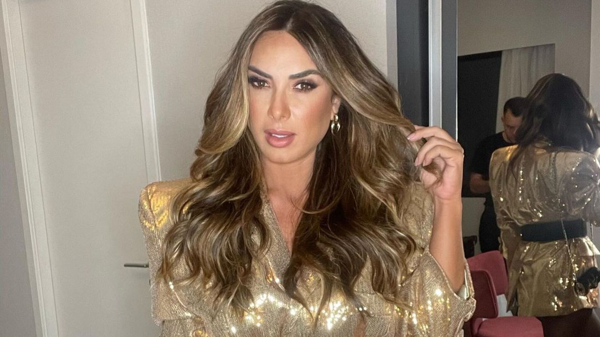 De shorts jeans micro, Nicole Bahls posa de costas e quase mostra demais