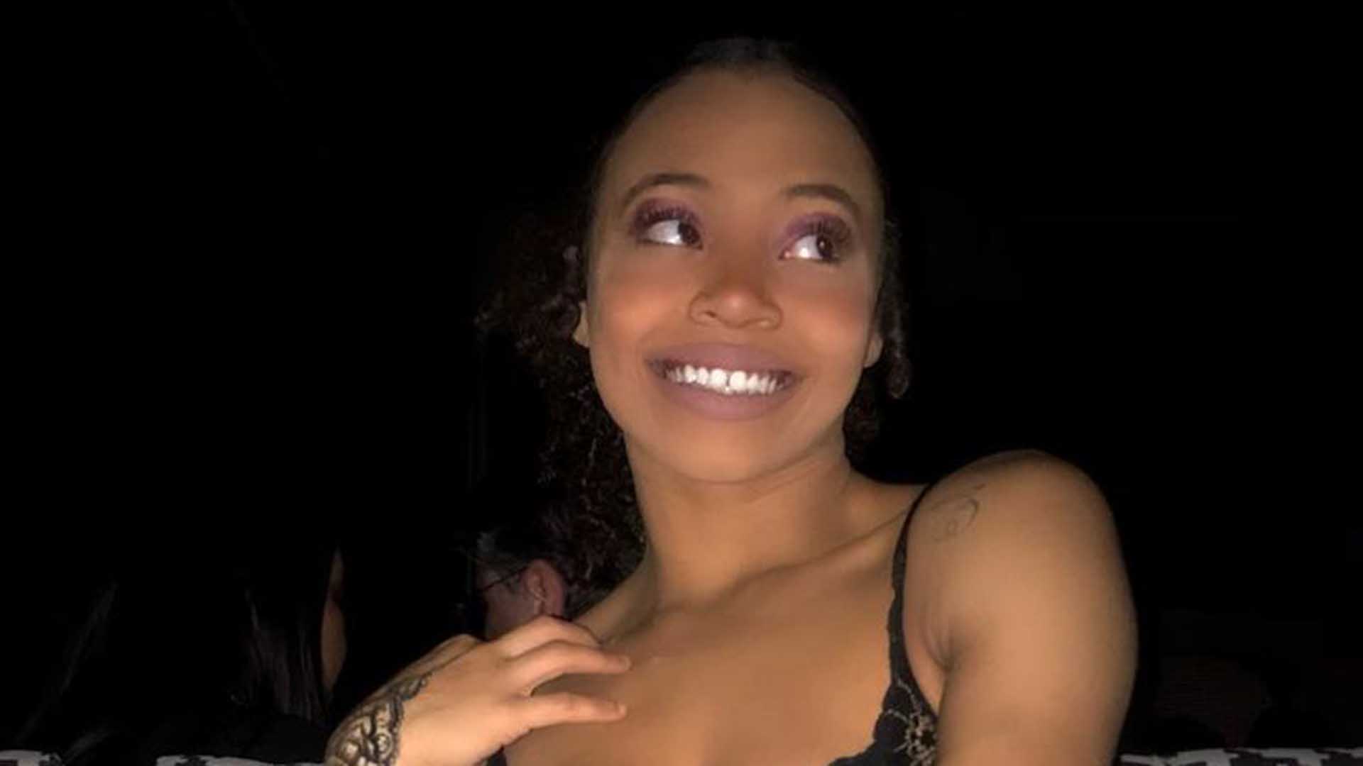 Filha de Adriana Bombom usa look com transparência para curtir noitada