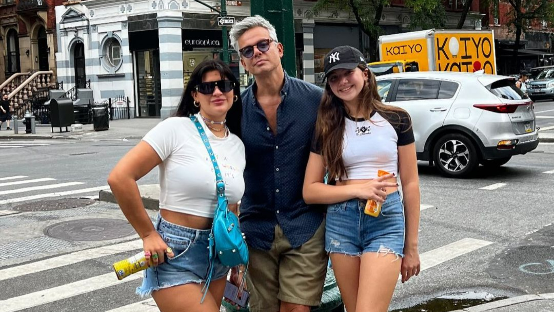 Em Nova York, Otaviano Costa curte passeio pelas ruas da cidade na companhia das filhas